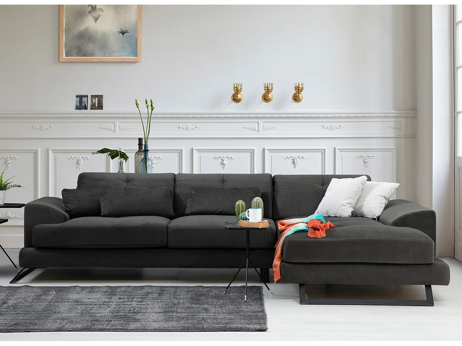 Canapé d'angle droit velours anthracite avec têtières relevables et pieds metal noir Briko 308cm