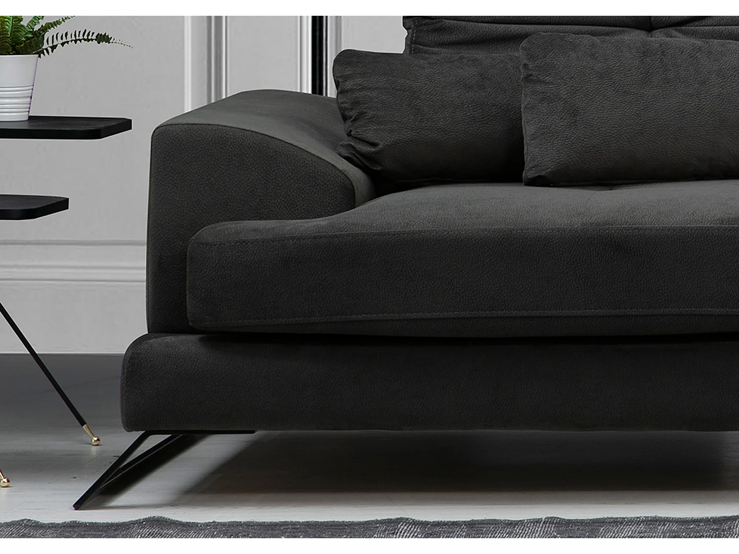 Canapé d'angle droit velours anthracite avec têtières relevables et pieds metal noir Briko 308cm