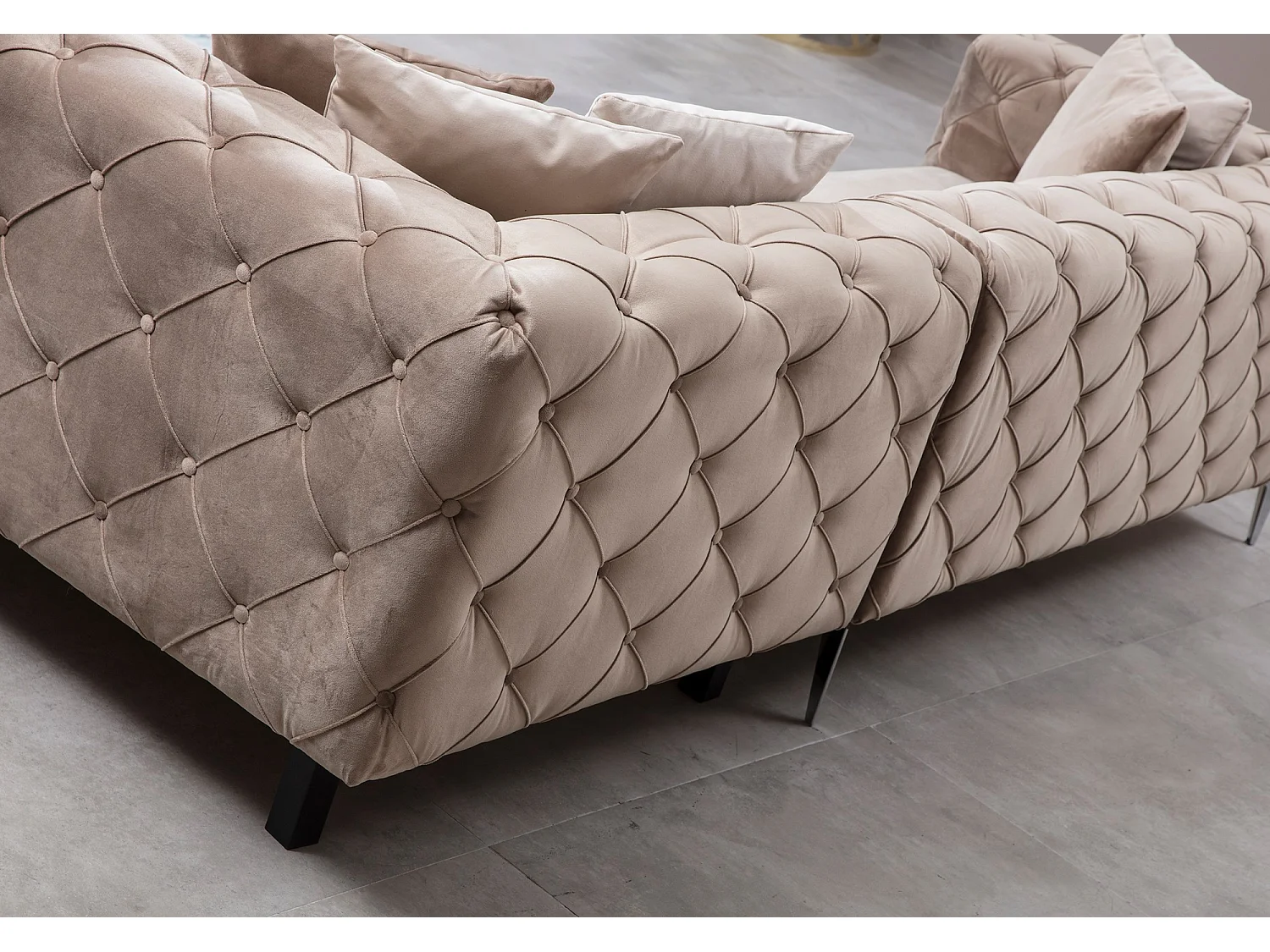 Canapé d'angle gauche capitonné velours crème et pieds chromés Herakles 270cm