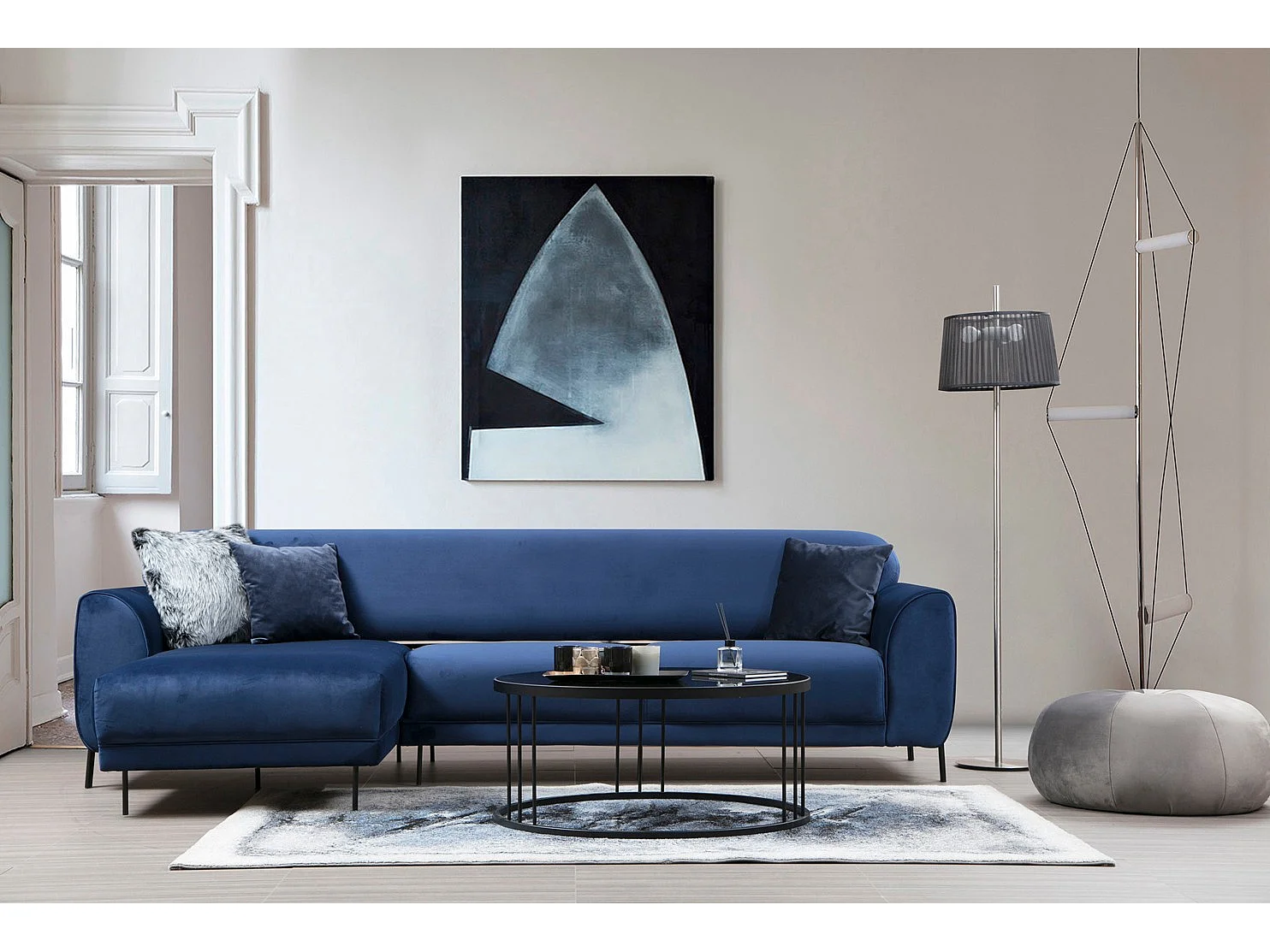 Canapé d'angle gauche design velours bleu marine et pieds acier noir Liza