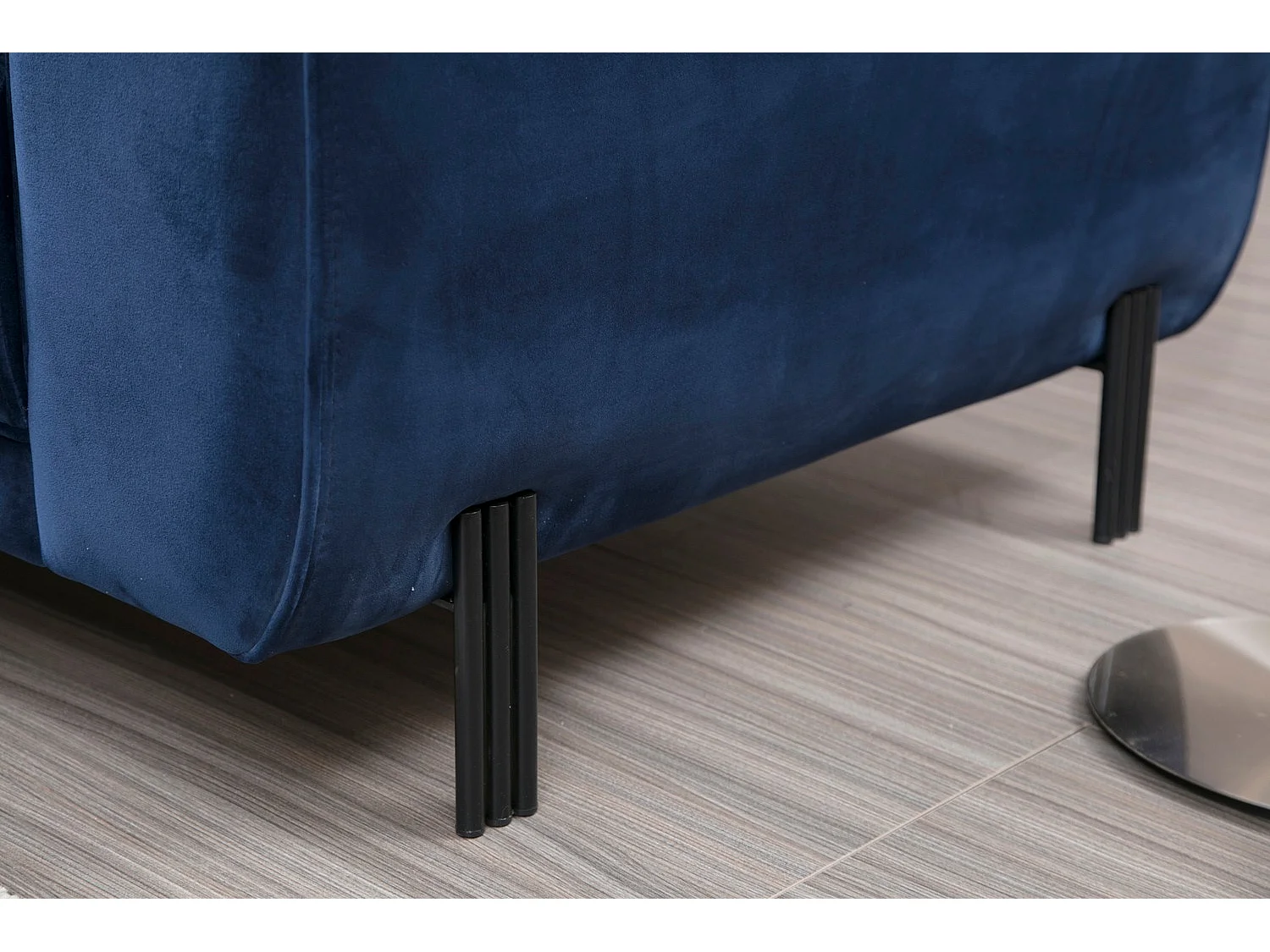Canapé d'angle gauche design velours bleu marine et pieds acier noir Liza