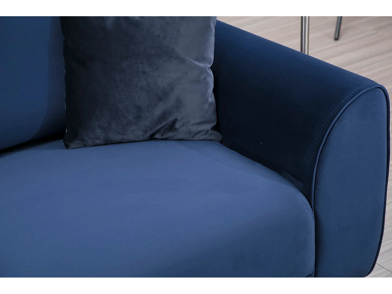 Canapé d'angle gauche design velours bleu marine et pieds acier noir Liza