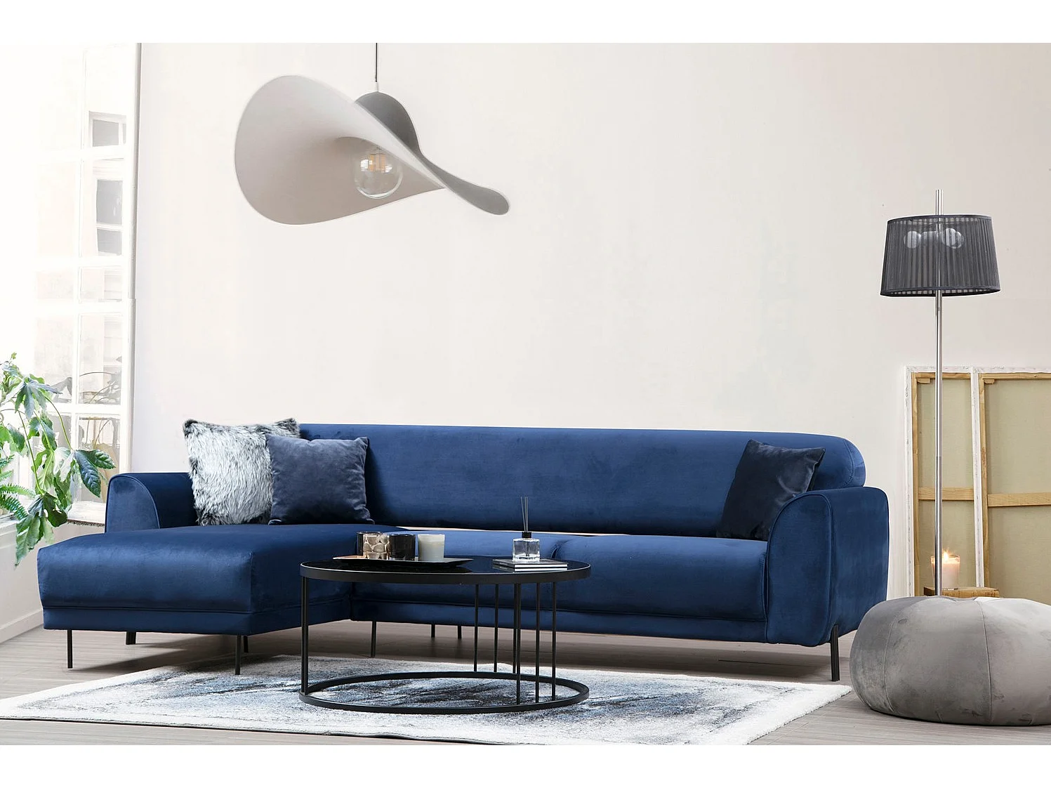 Canapé d'angle gauche design velours bleu marine et pieds acier noir Liza