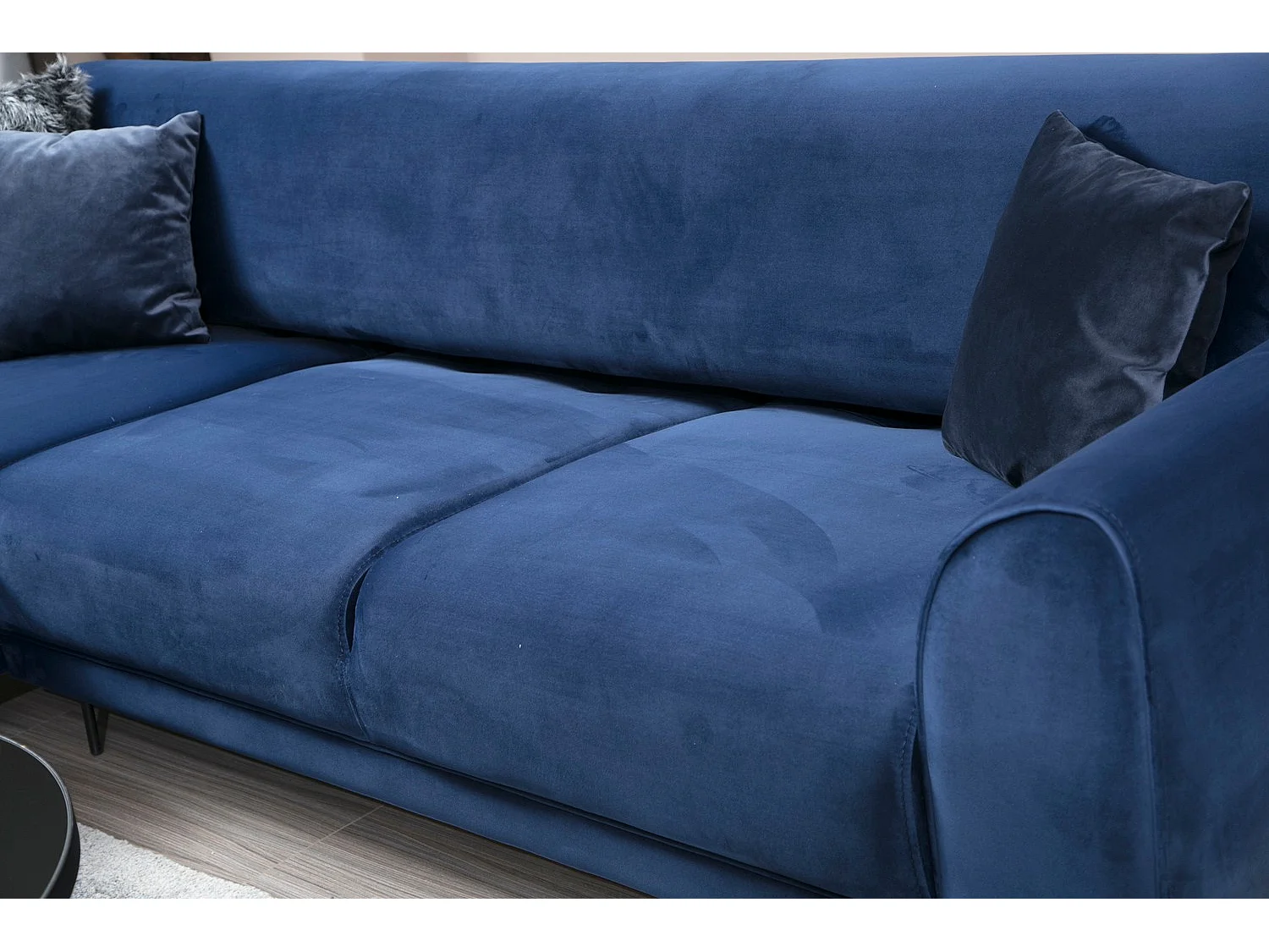 Canapé d'angle gauche design velours bleu marine et pieds acier noir Liza