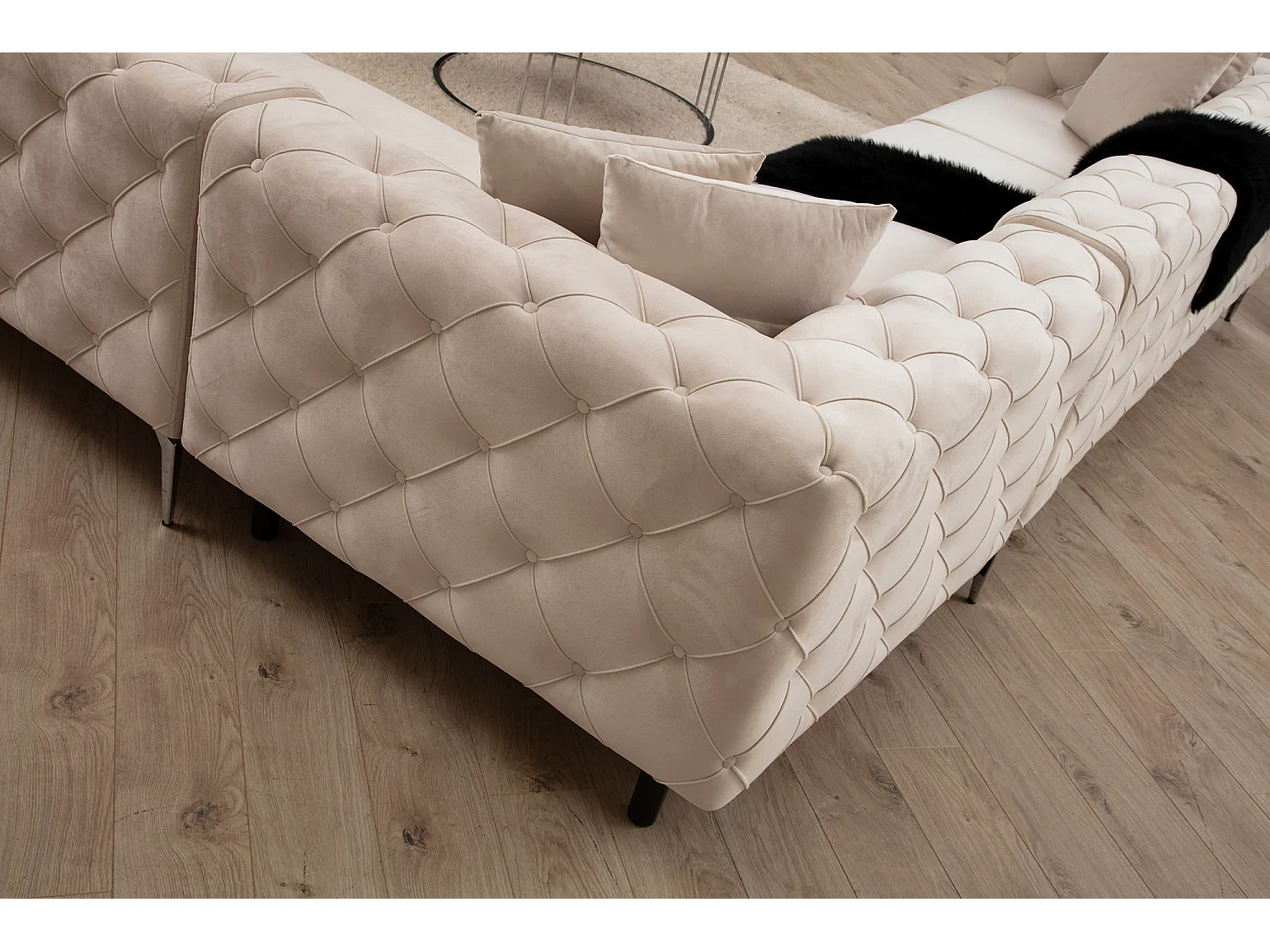 Canapé d'angle droit capitonné velours beige clair et pieds chromés Herakles 270cm