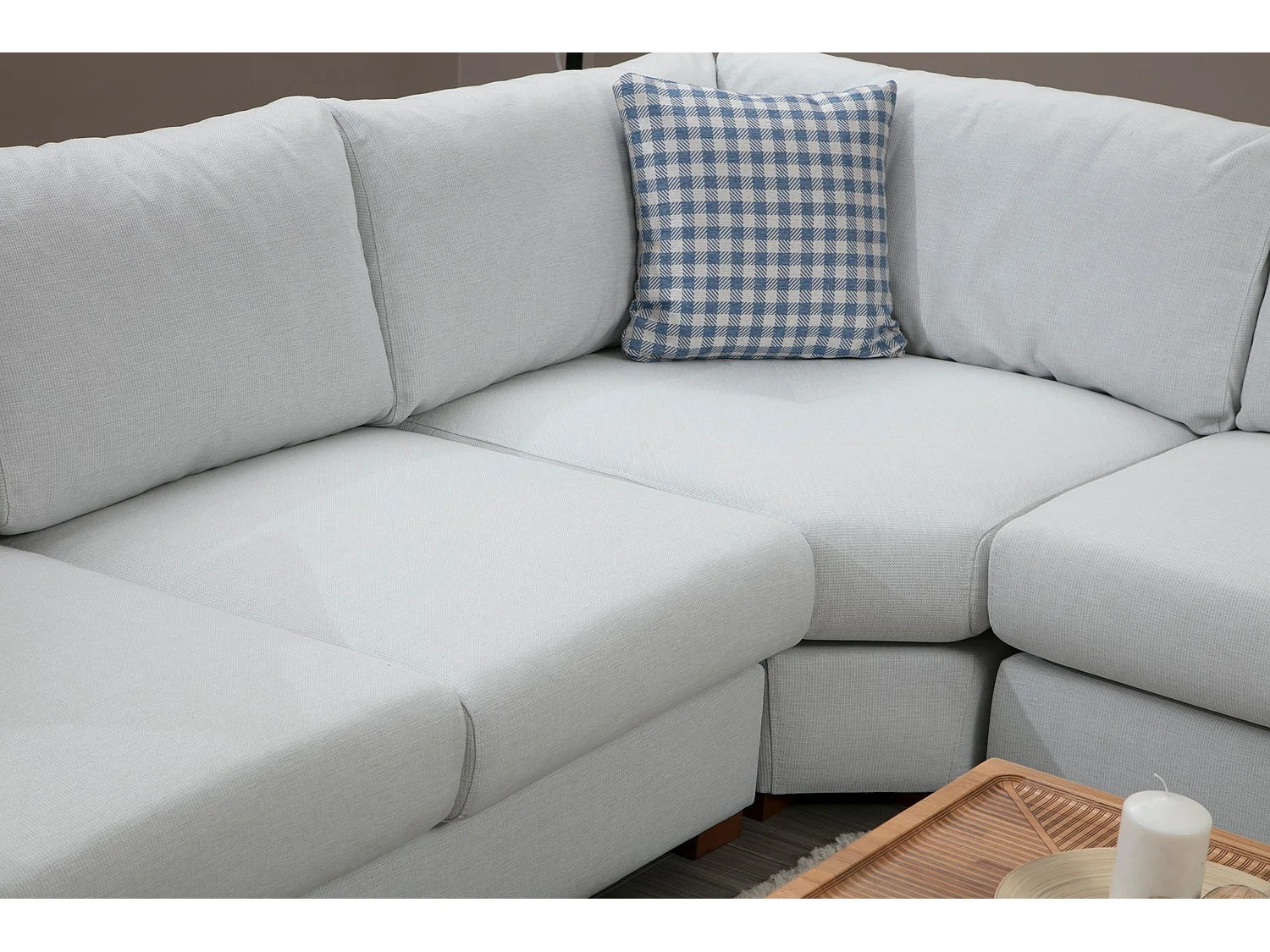 Hoekbank in beige stof met houten plank links Kaloé 363 cm