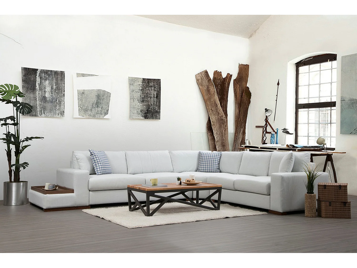 Hoekbank in beige stof met houten plank links Kaloé 363 cm