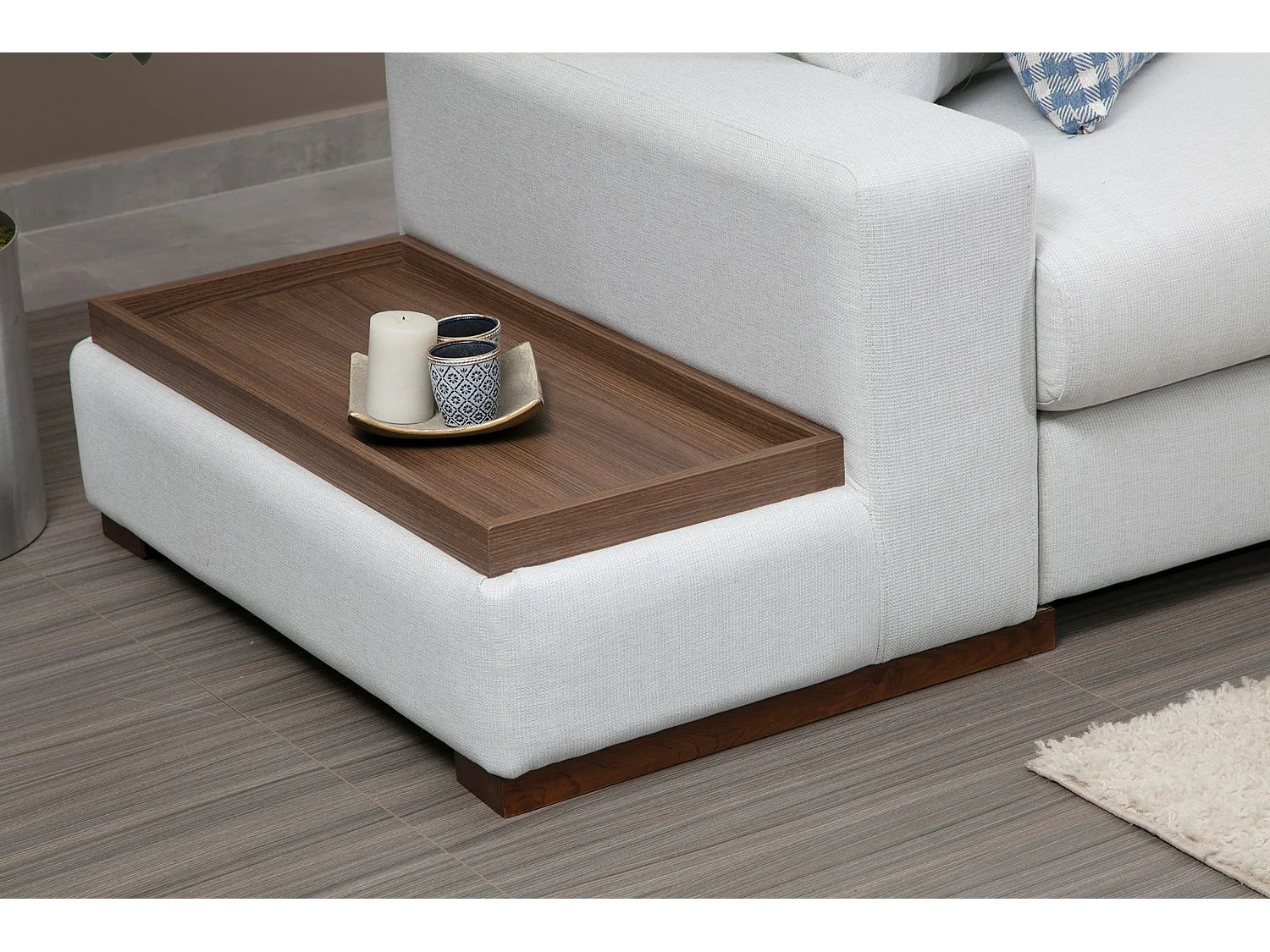 Hoekbank in beige stof met houten plank links Kaloé 363 cm