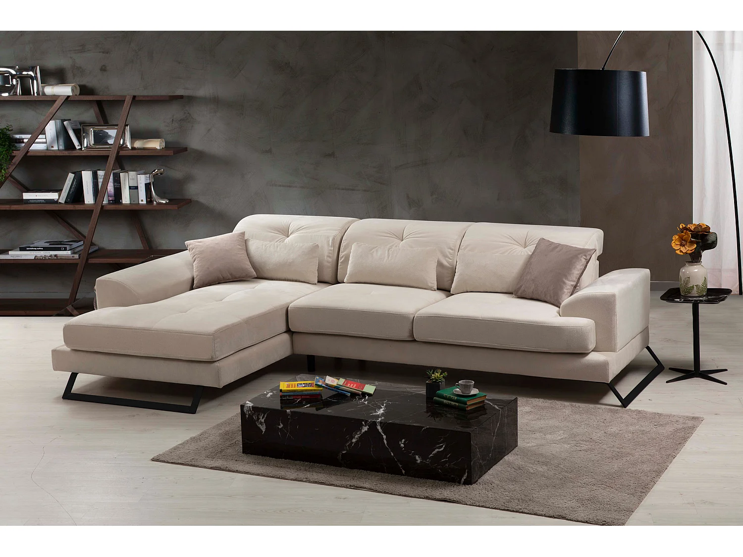 Canapé d'angle gauche velours beige clair têtières relevables pieds metal noir Briko 308cm