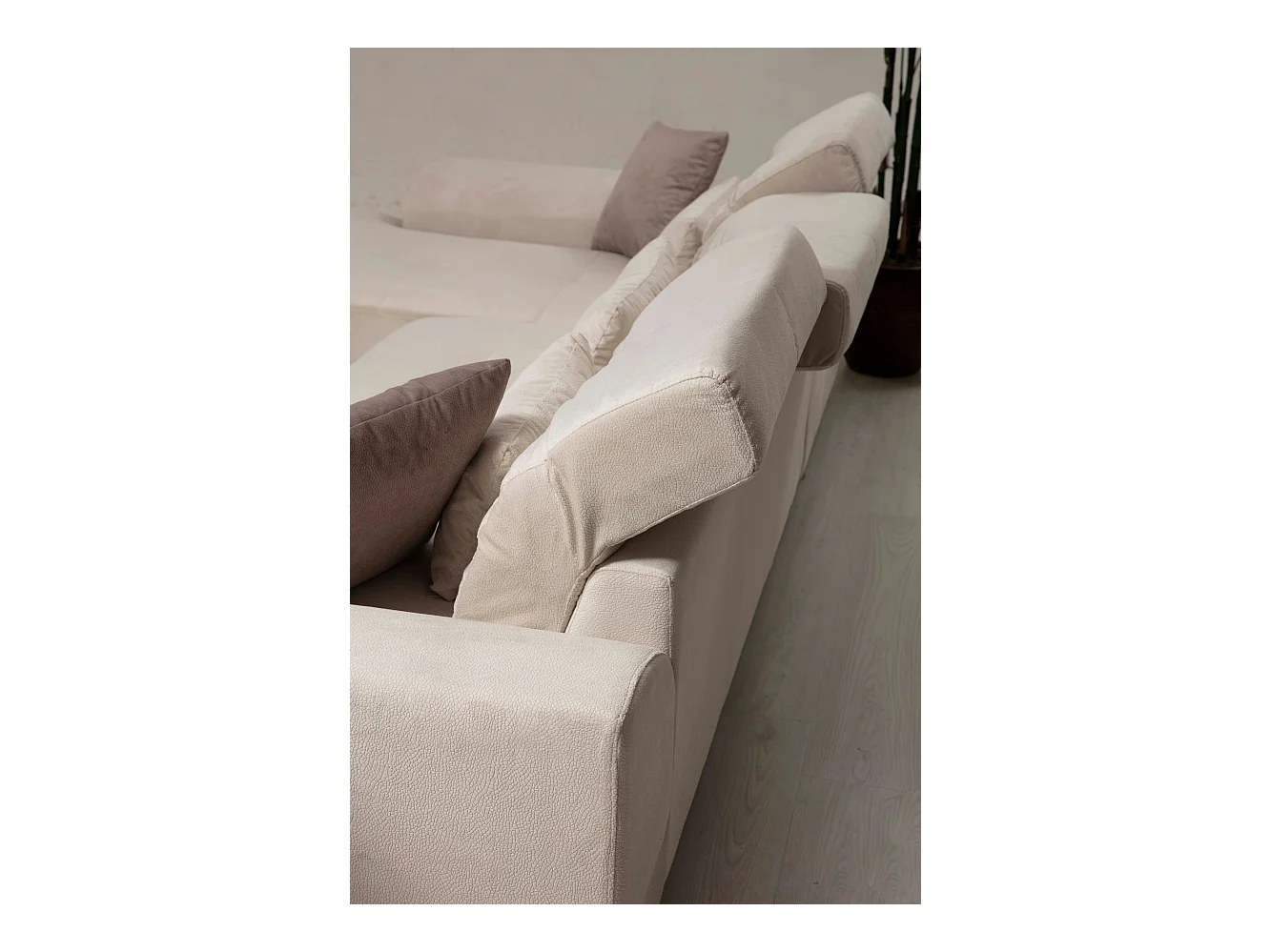 Canapé d'angle gauche velours beige clair têtières relevables pieds metal noir Briko 308cm