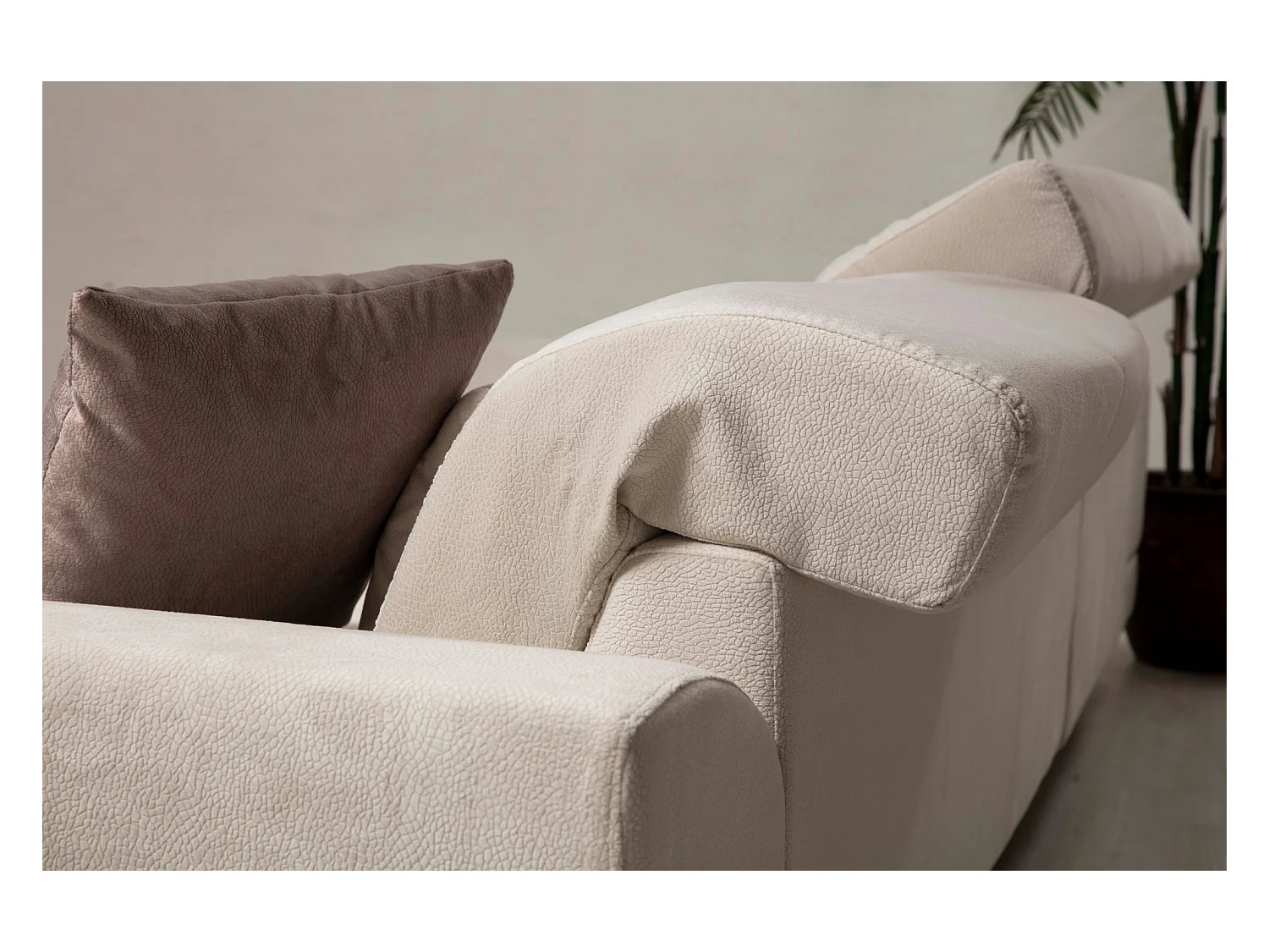 Canapé d'angle gauche velours beige clair têtières relevables pieds metal noir Briko 308cm