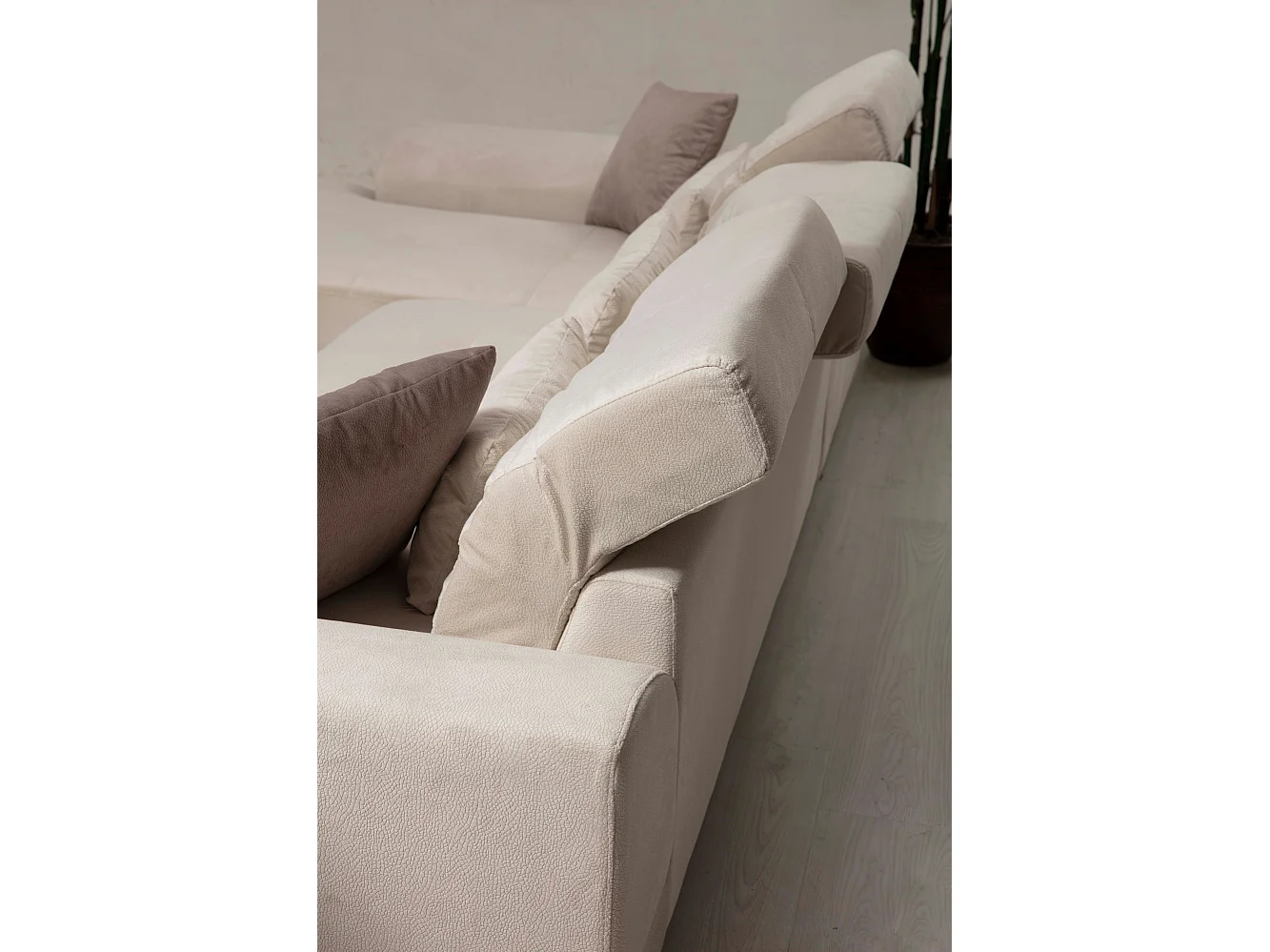 Canapé d'angle gauche velours beige clair têtières relevables pieds metal noir Briko 308cm