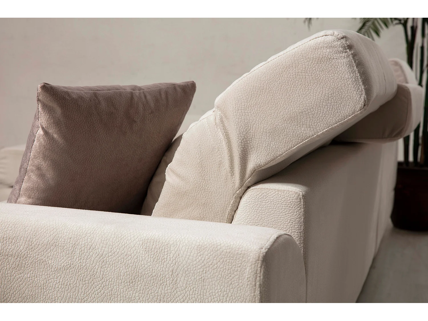 Canapé d'angle gauche velours beige clair têtières relevables pieds metal noir Briko 308cm