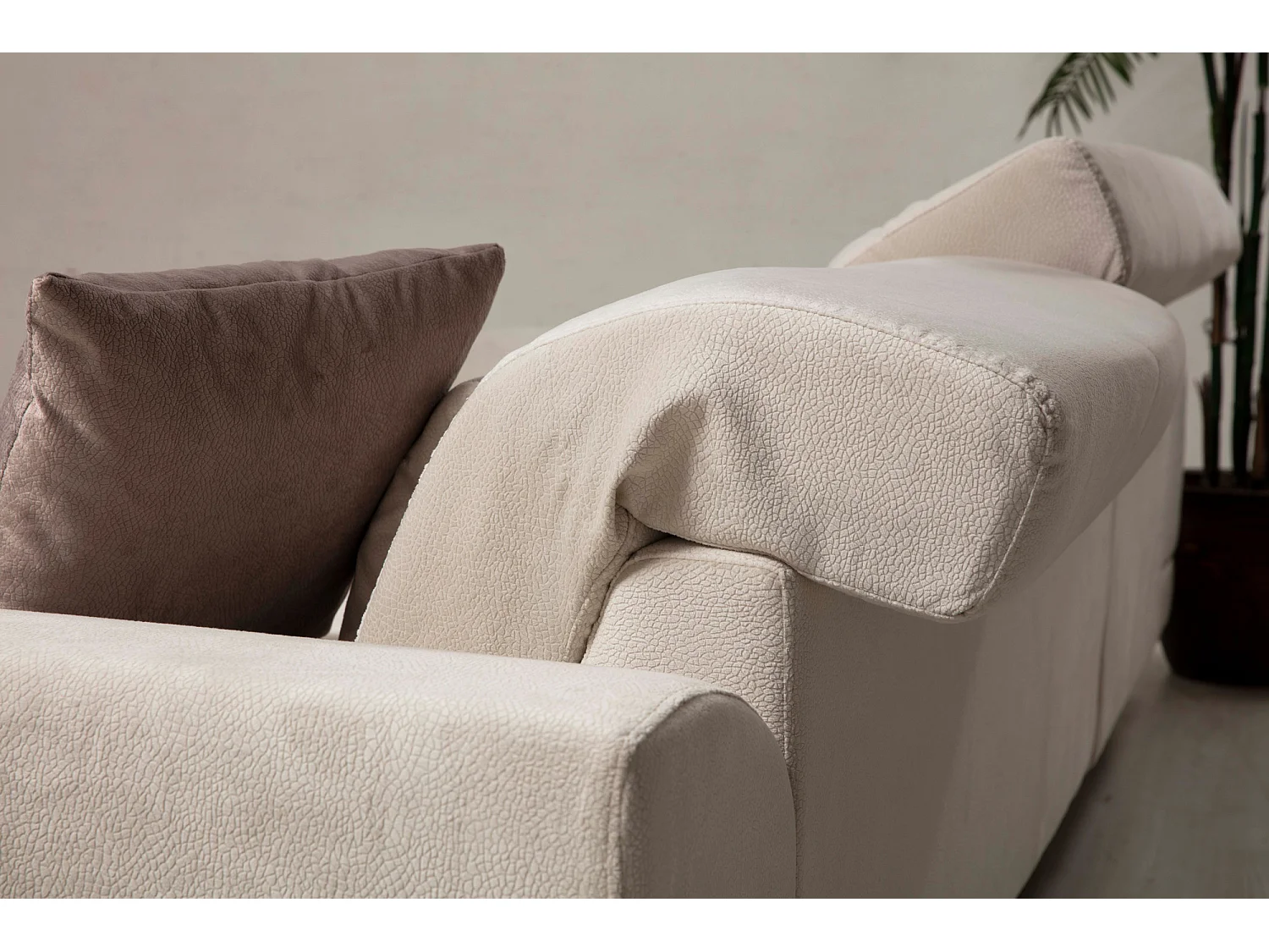 Canapé d'angle gauche velours beige clair têtières relevables pieds metal noir Briko 308cm