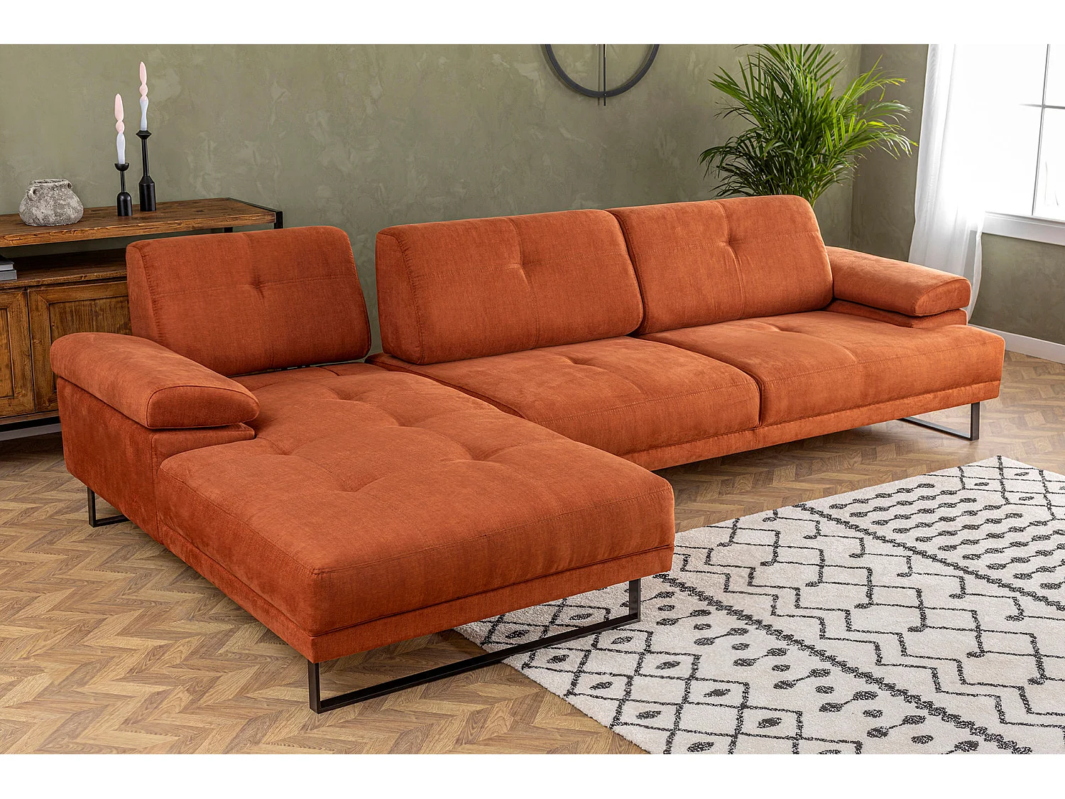 Grand canapé d'angle gauche tissu orange et métal noir Kustone 314cm