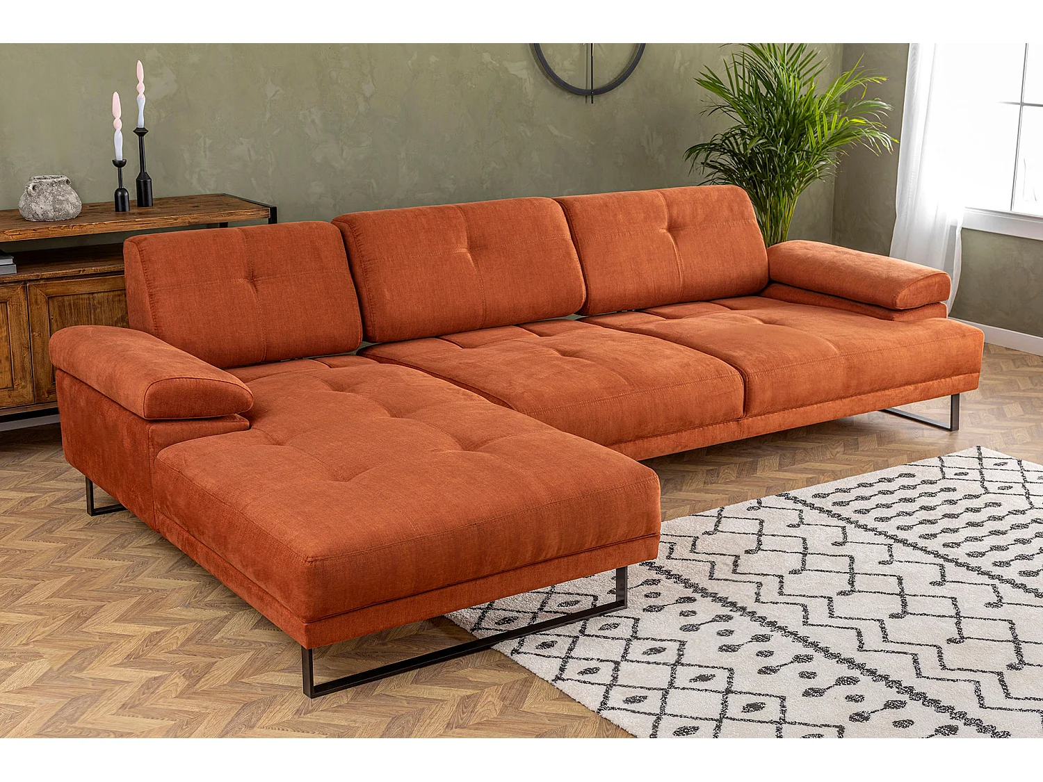 Grand canapé d'angle gauche tissu orange et métal noir Kustone 314cm