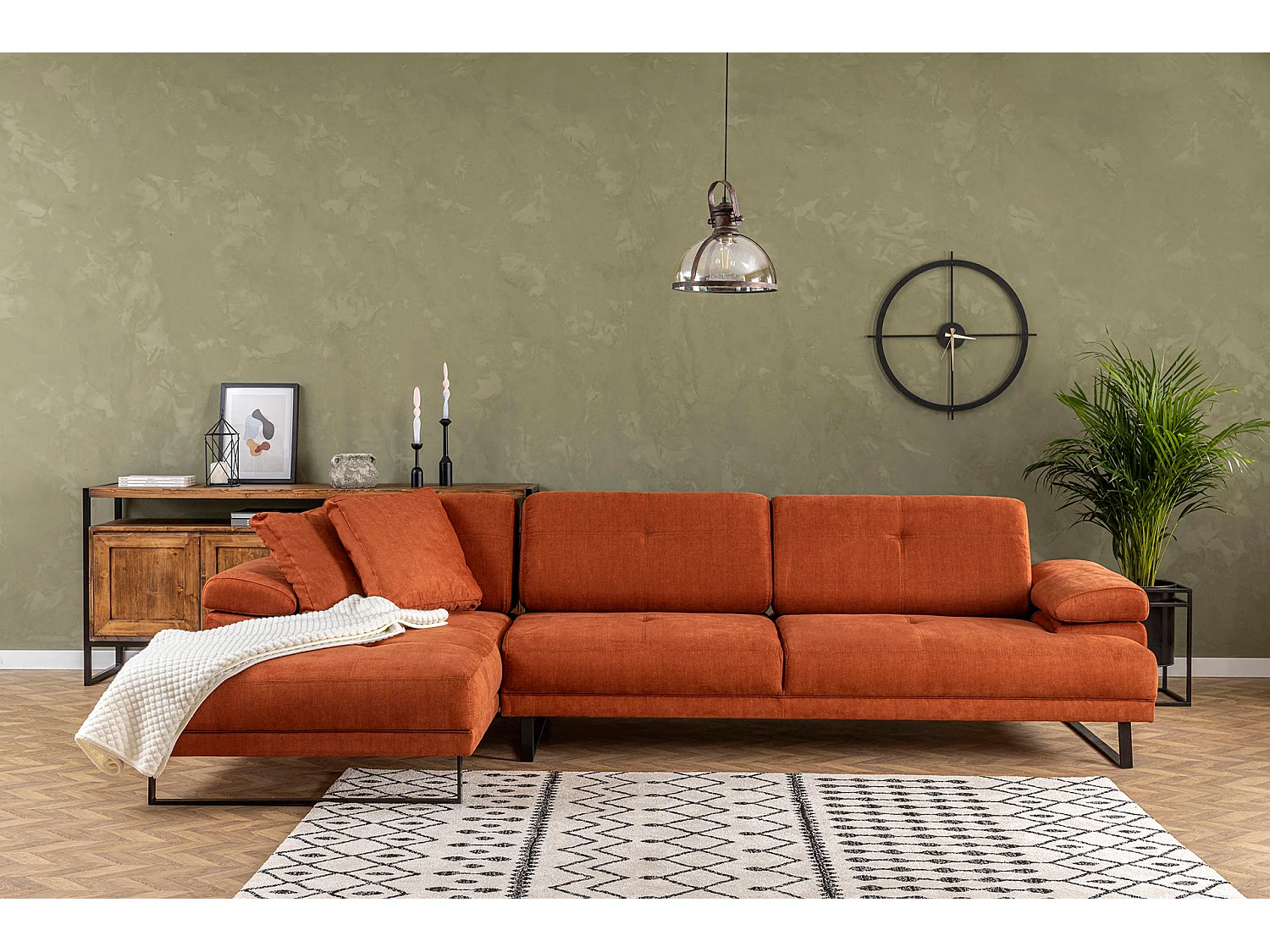 Grand canapé d'angle gauche tissu orange et métal noir Kustone 314cm