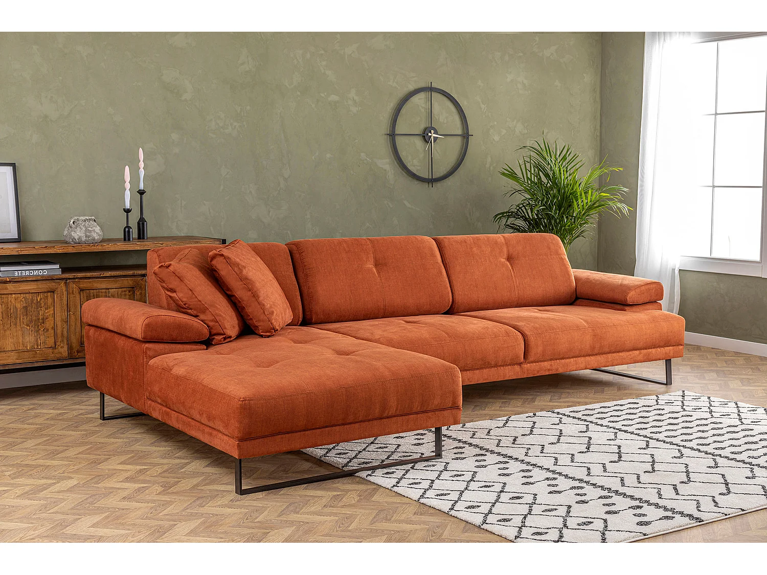 Grand canapé d'angle gauche tissu orange et métal noir Kustone 314cm