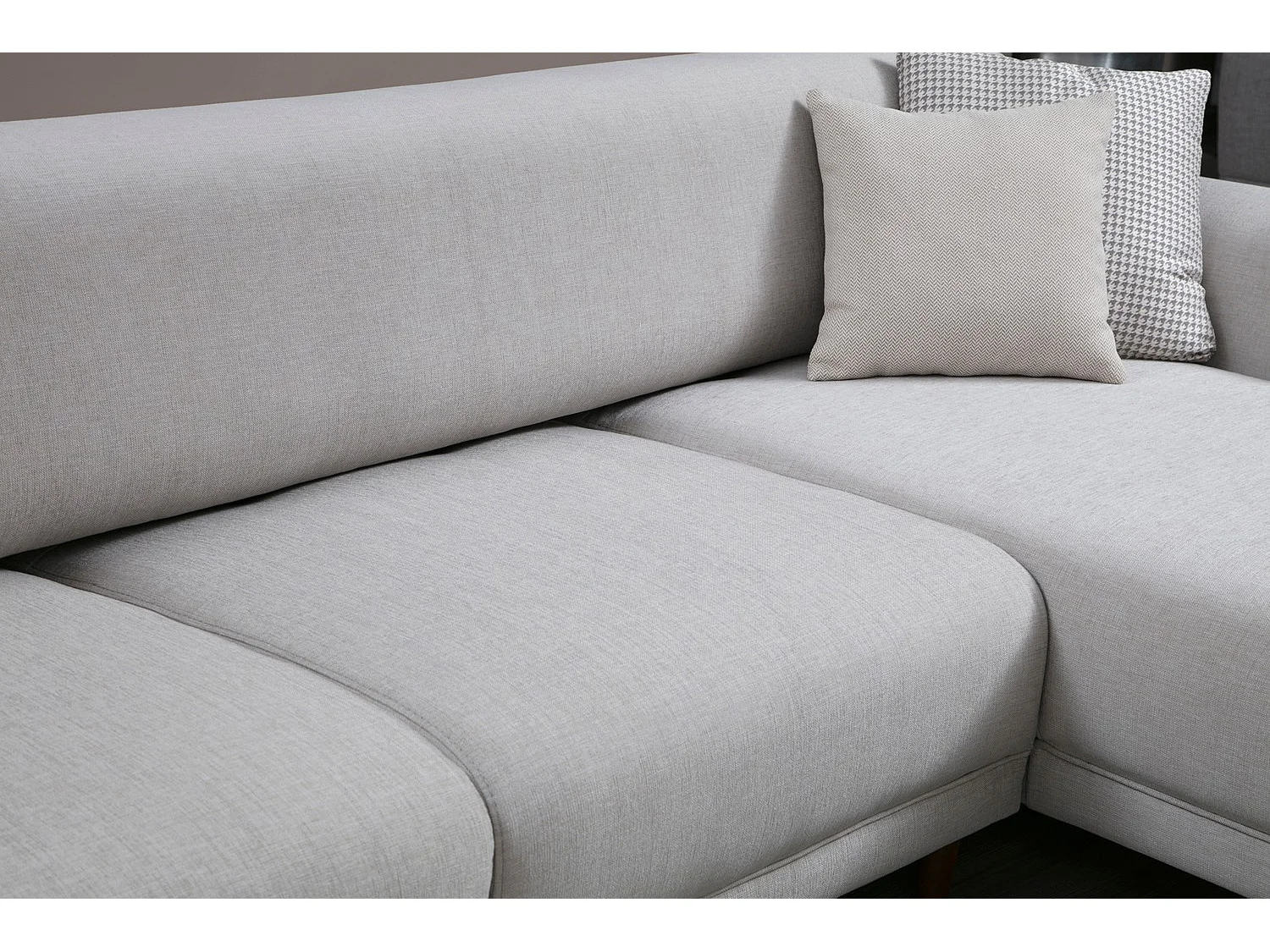 Canapé d'angle droit design velours beige et pieds acier noir Liza