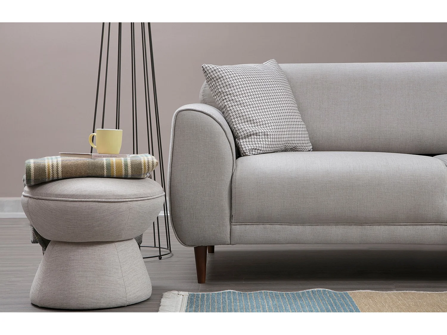 Canapé d'angle droit design velours beige et pieds acier noir Liza