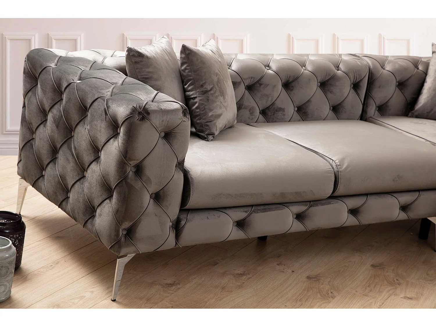 Canapé d'angle gauche capitonné velours gris foncé et pieds chromés Herakles 270cm