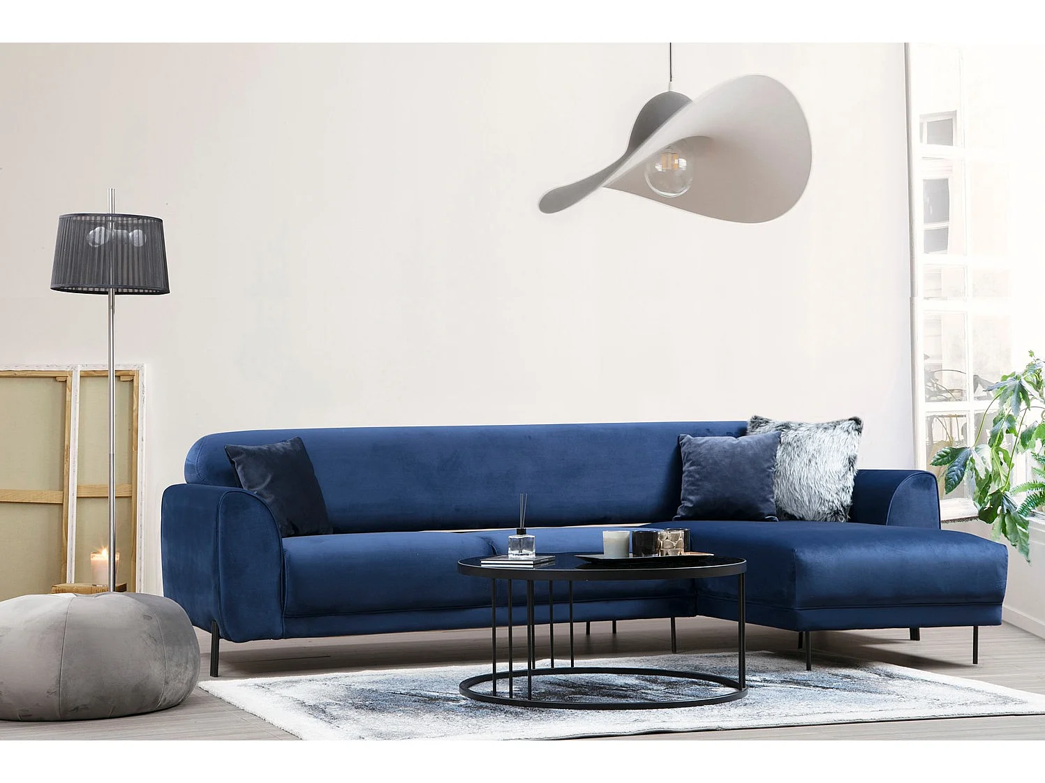 Designer rechterhoekbank in marineblauw fluweel en zwarte stalen poten Liza