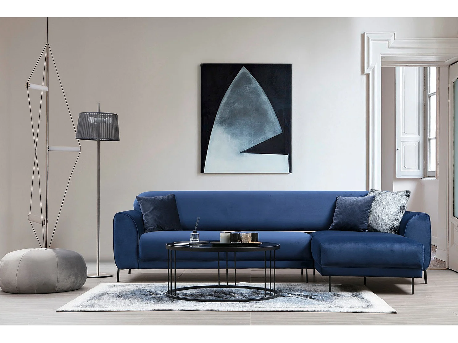 Designer rechterhoekbank in marineblauw fluweel en zwarte stalen poten Liza