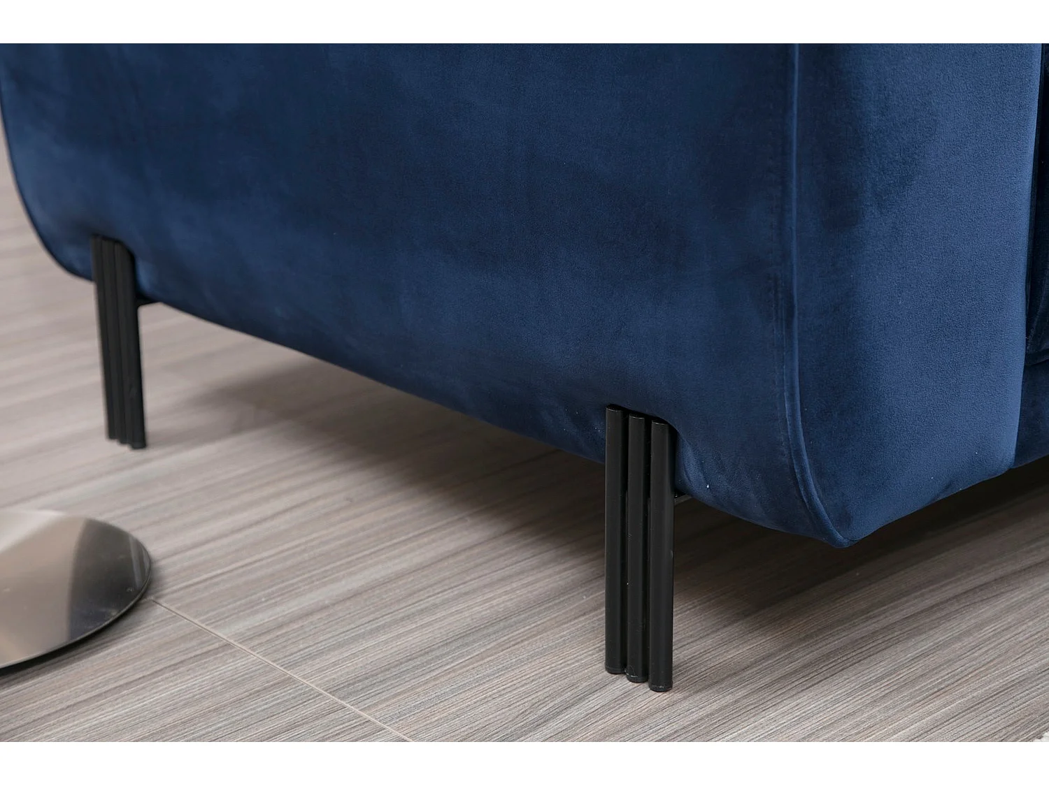 Designer rechterhoekbank in marineblauw fluweel en zwarte stalen poten Liza
