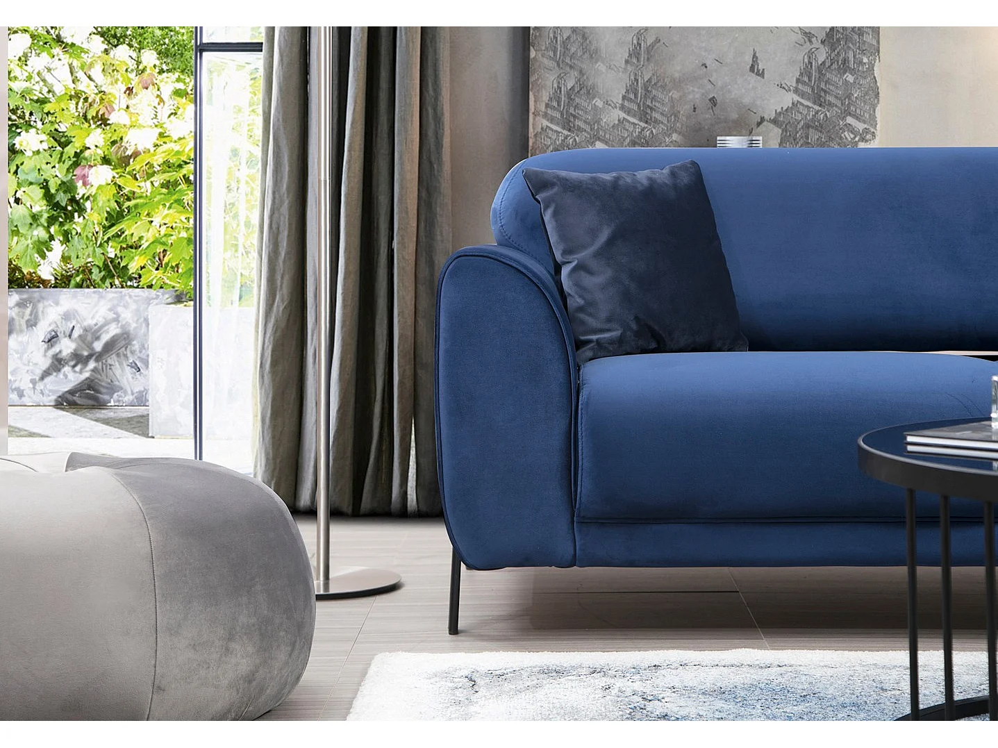 Designer rechterhoekbank in marineblauw fluweel en zwarte stalen poten Liza