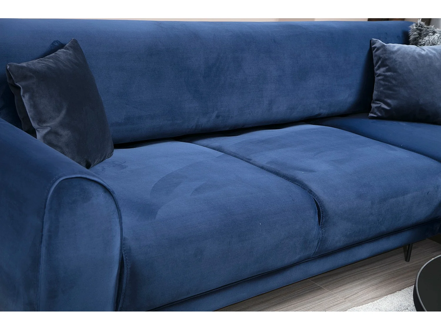 Designer rechterhoekbank in marineblauw fluweel en zwarte stalen poten Liza