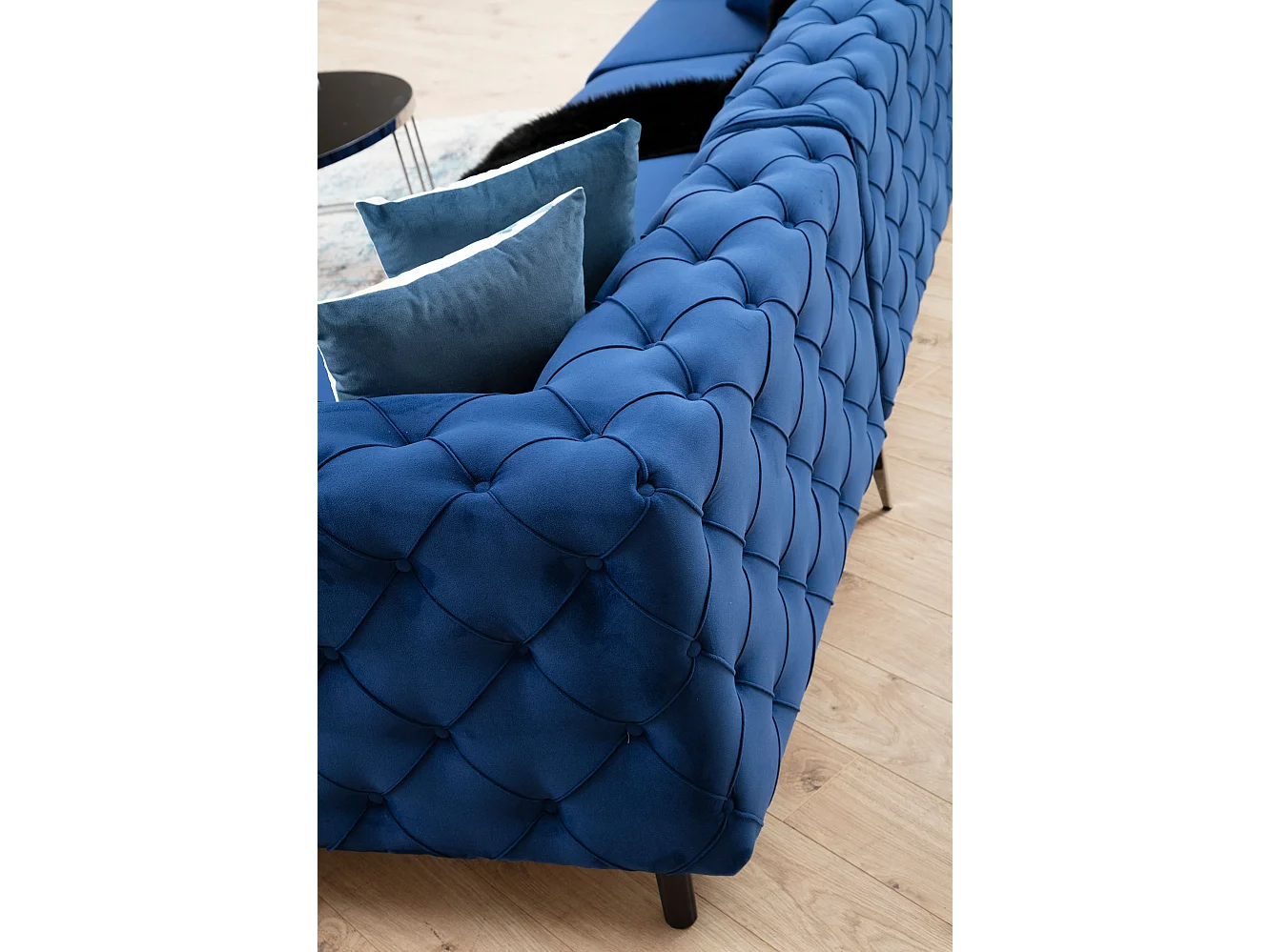 Canapé d'angle gauche capitonné velours bleu marine et pieds chromés Herakles 270cm