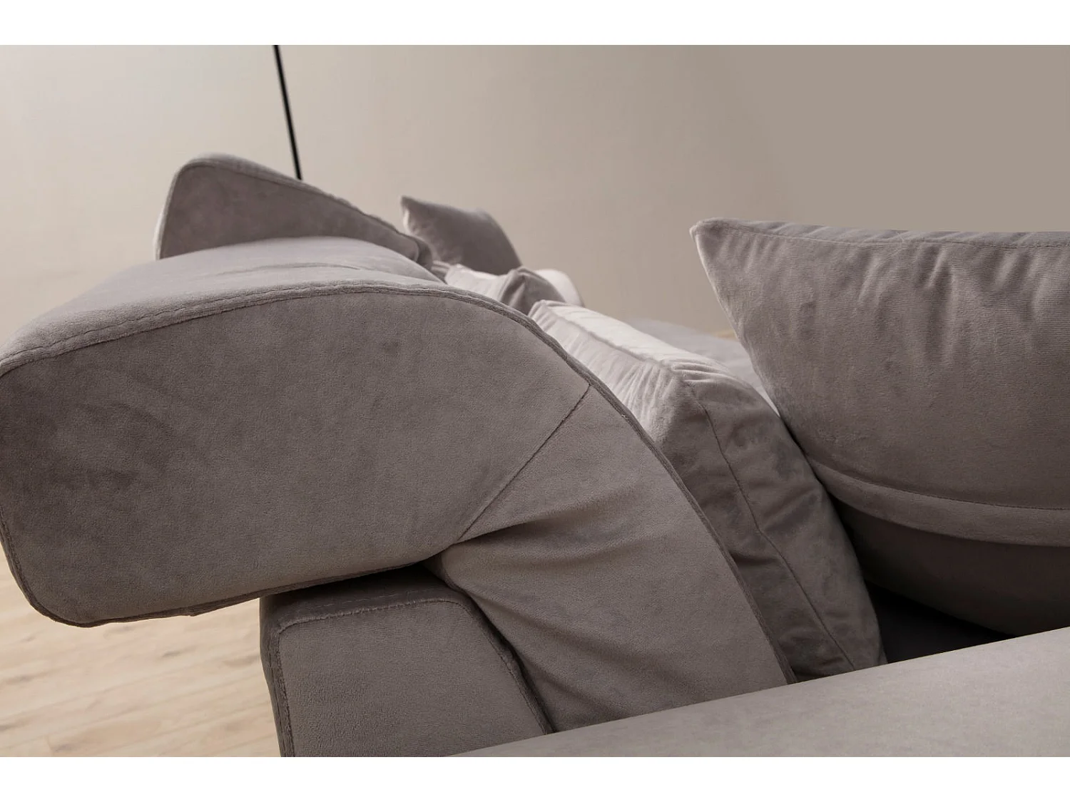 Canapé d'angle gauche velours gris avec têtières relevables et pieds metal noir Briko 308cm