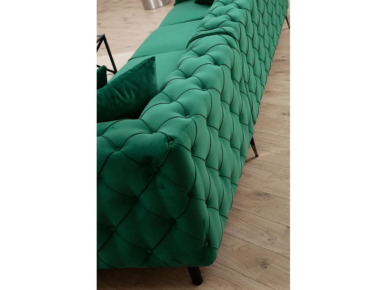 Canapé d'angle gauche capitonné velours vert et pieds chromés Herakles 270cm