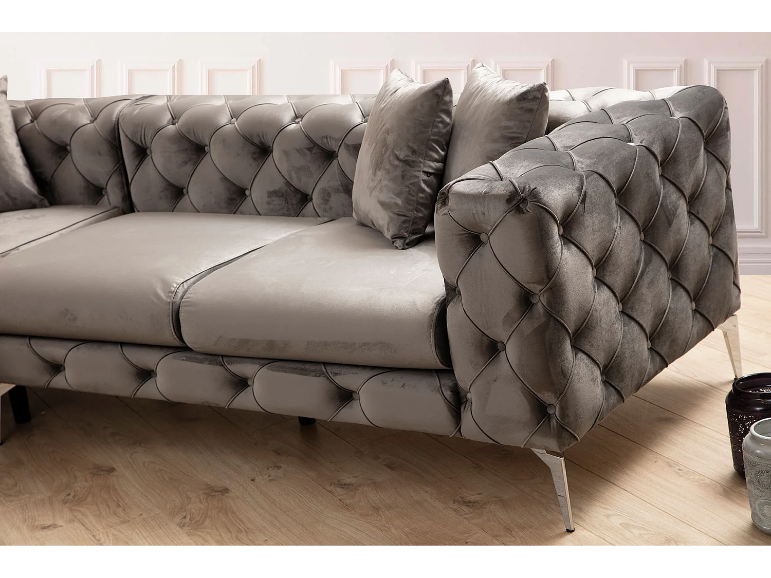 Canapé d'angle droit capitonné velours gris foncé et pieds chromés Herakles 270cm