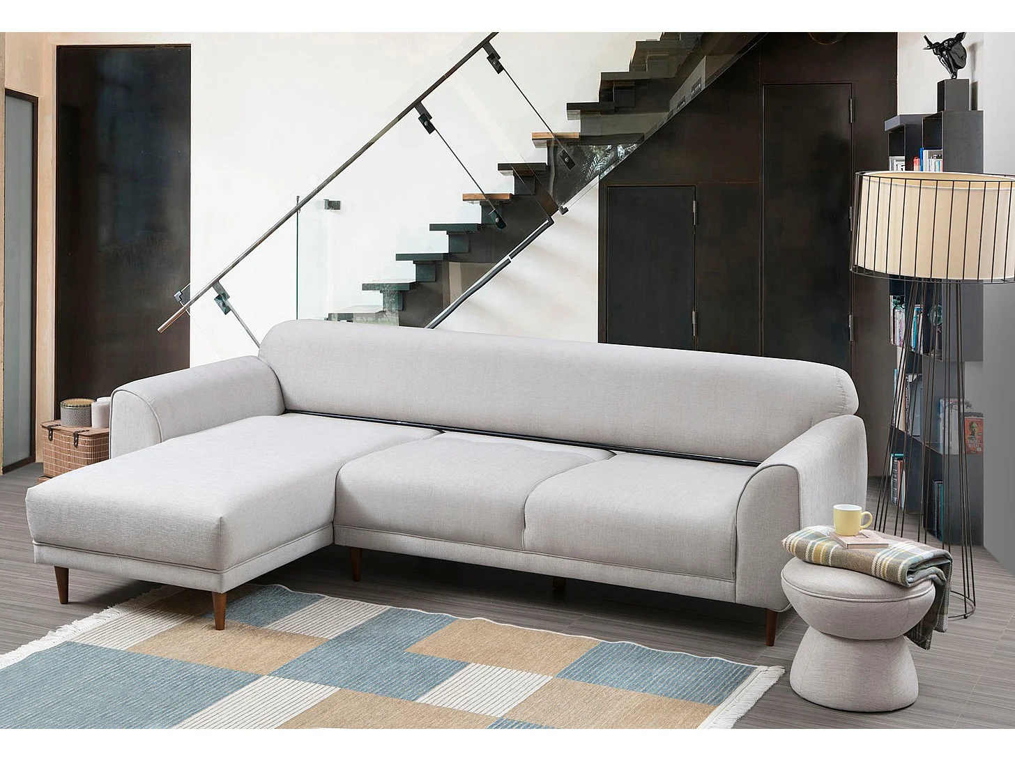 Canapé d'angle gauche design velours beige et pieds acier noir Liza