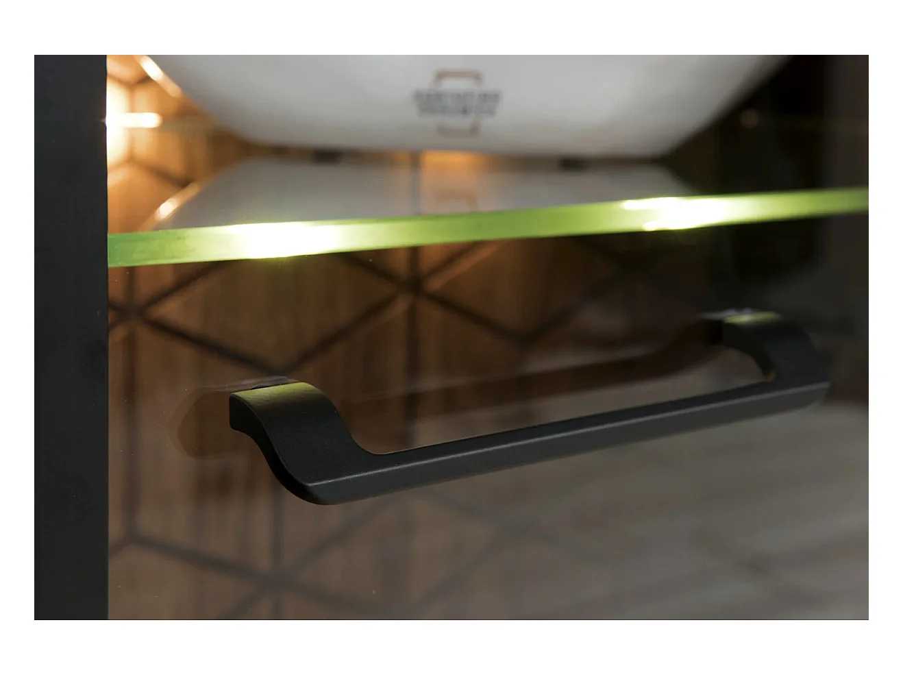 Vitrine 1 porte en bois de chêne miel et acier noir Mazora 67cm