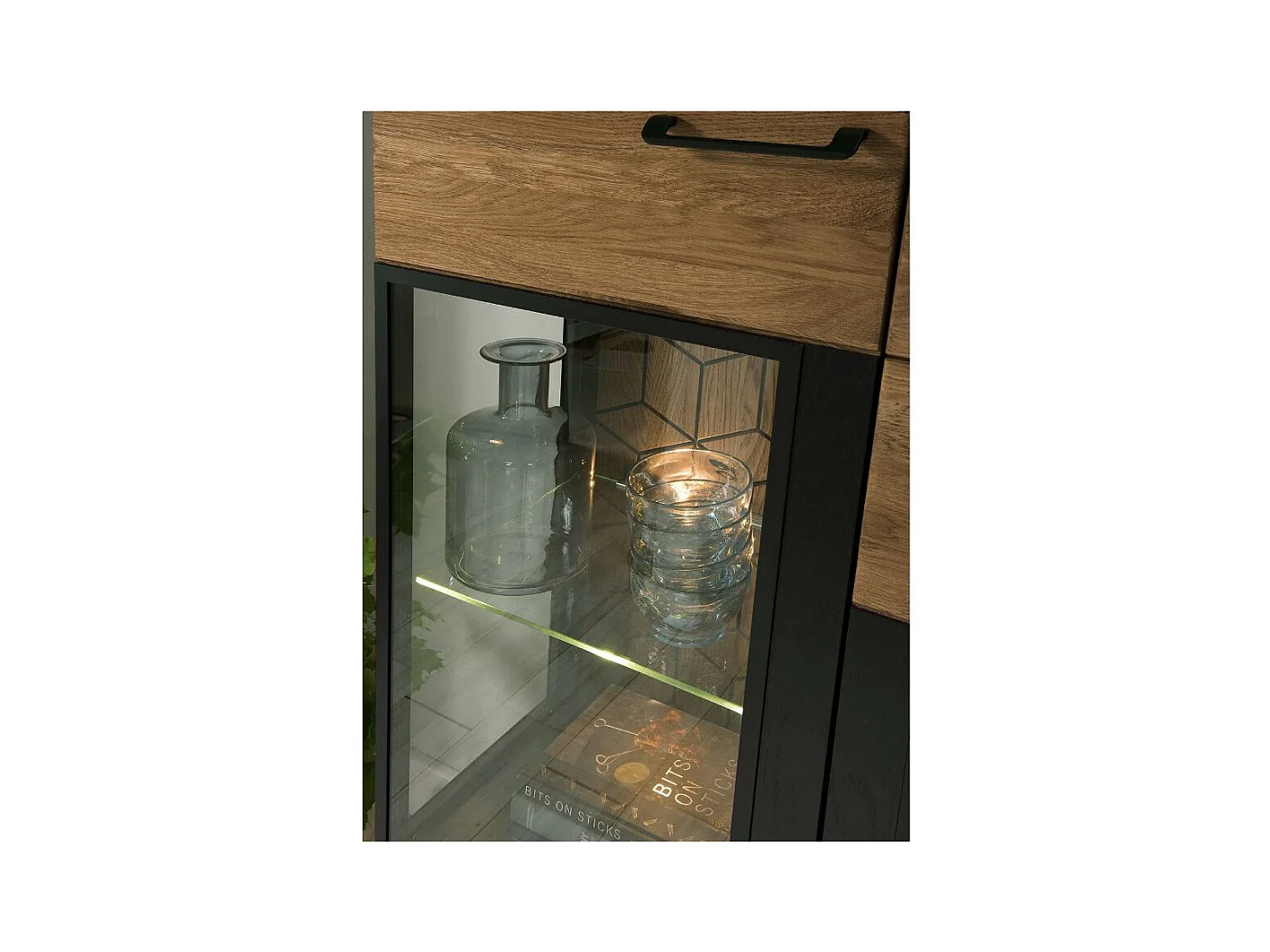 Vitrine 3 portes en bois de chêne miel et acier noir Mazora 107cm