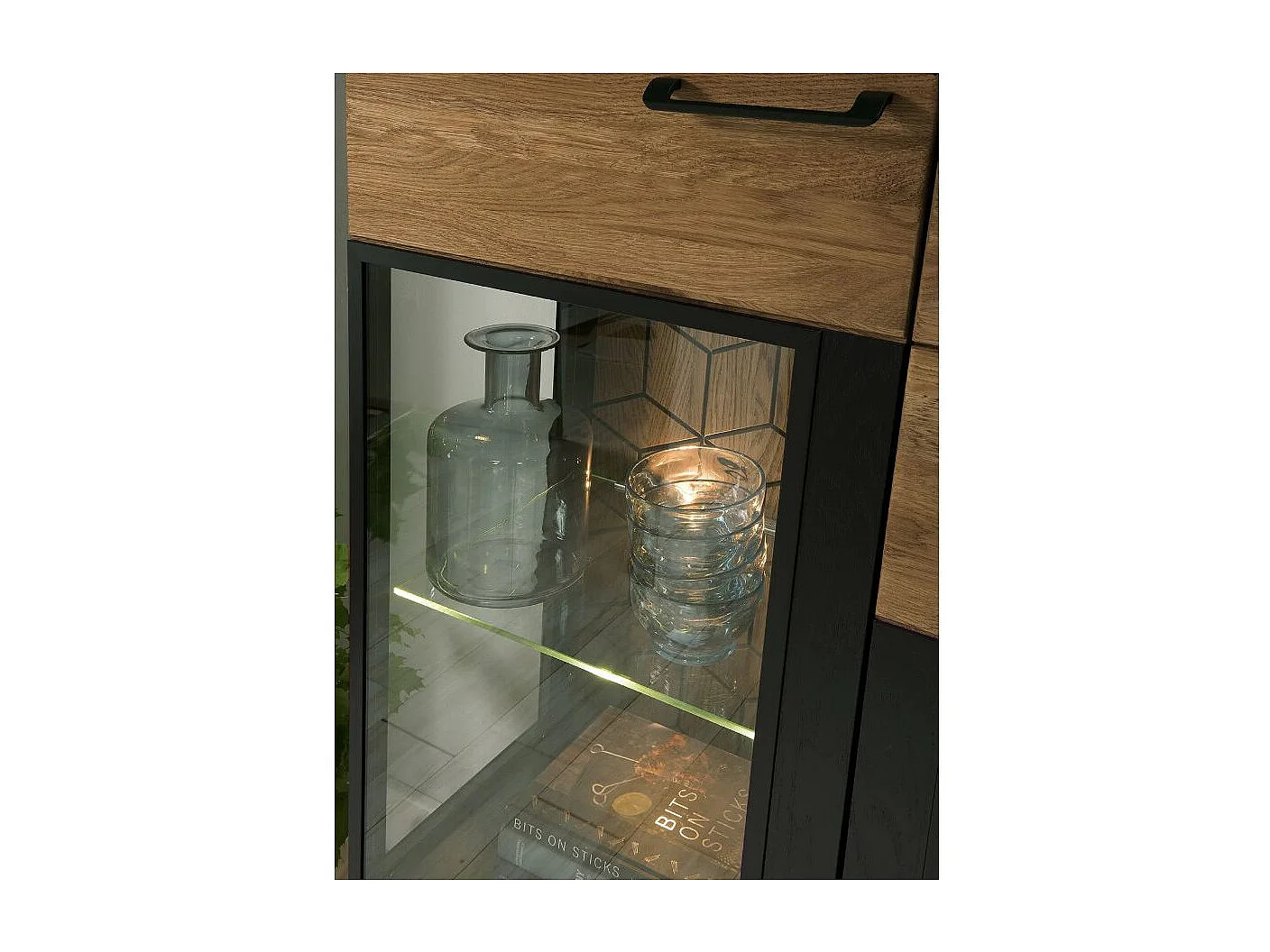 Vitrine 3 portes en bois de chêne miel et acier noir Mazora 107cm