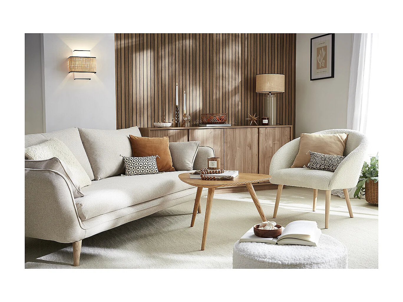 Sillón blanco efecto borreguillo con patas de madera clara OLIVIA