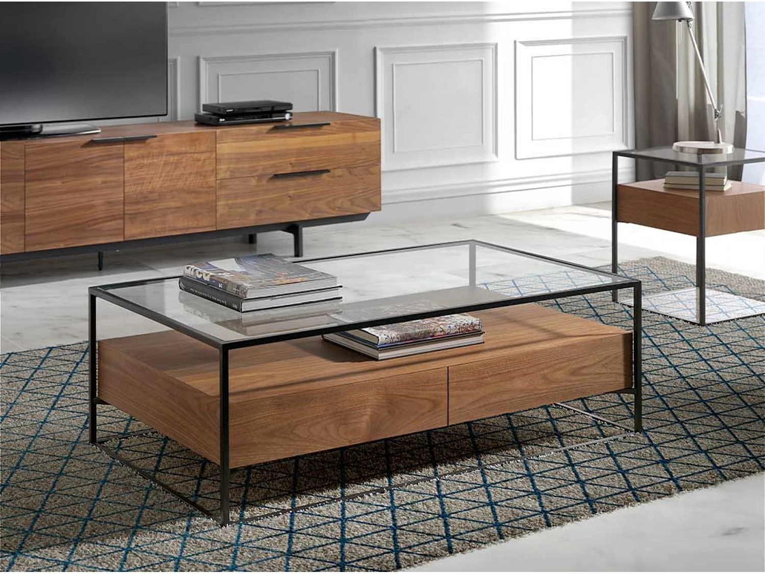 table basse 2 tiroirs bois de noyer et pieds métal noir Baliko 120cm