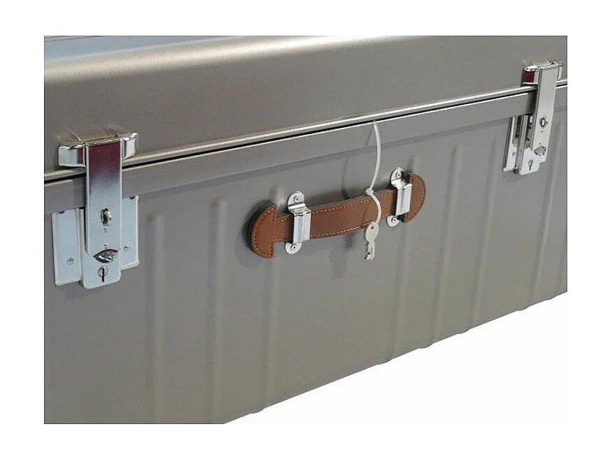 Malle métallique gris nacré avec poignée simili cuir L100xH46xP55