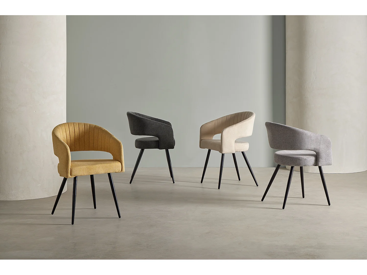 Fauteuil moderne tissu beige clair et pieds métal noir Kliro