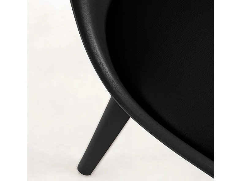 Silla moderna Arko de polipropileno y cojín de asiento de piel sintética negra