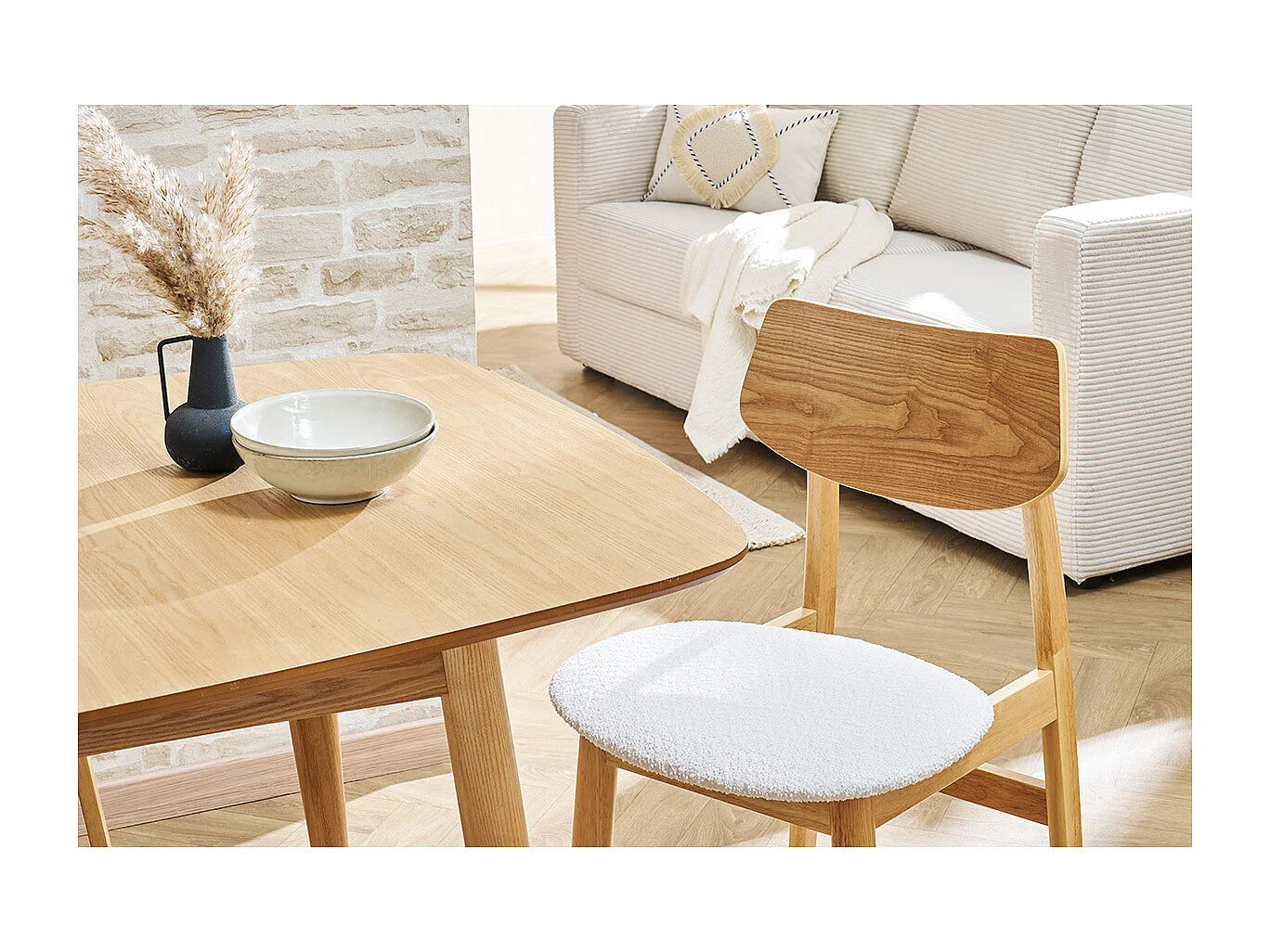 Sedie scandinave in legno chiaro e tessuto effetto lana bouclé bianco (set di 2) ELION