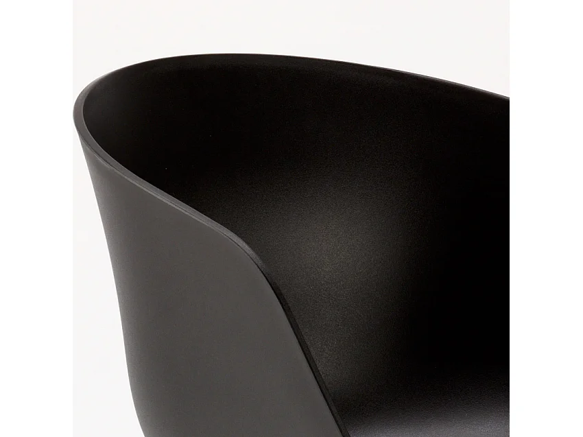 Chaise avec accoudoir noir et pieds métal effet bois naturel Norky