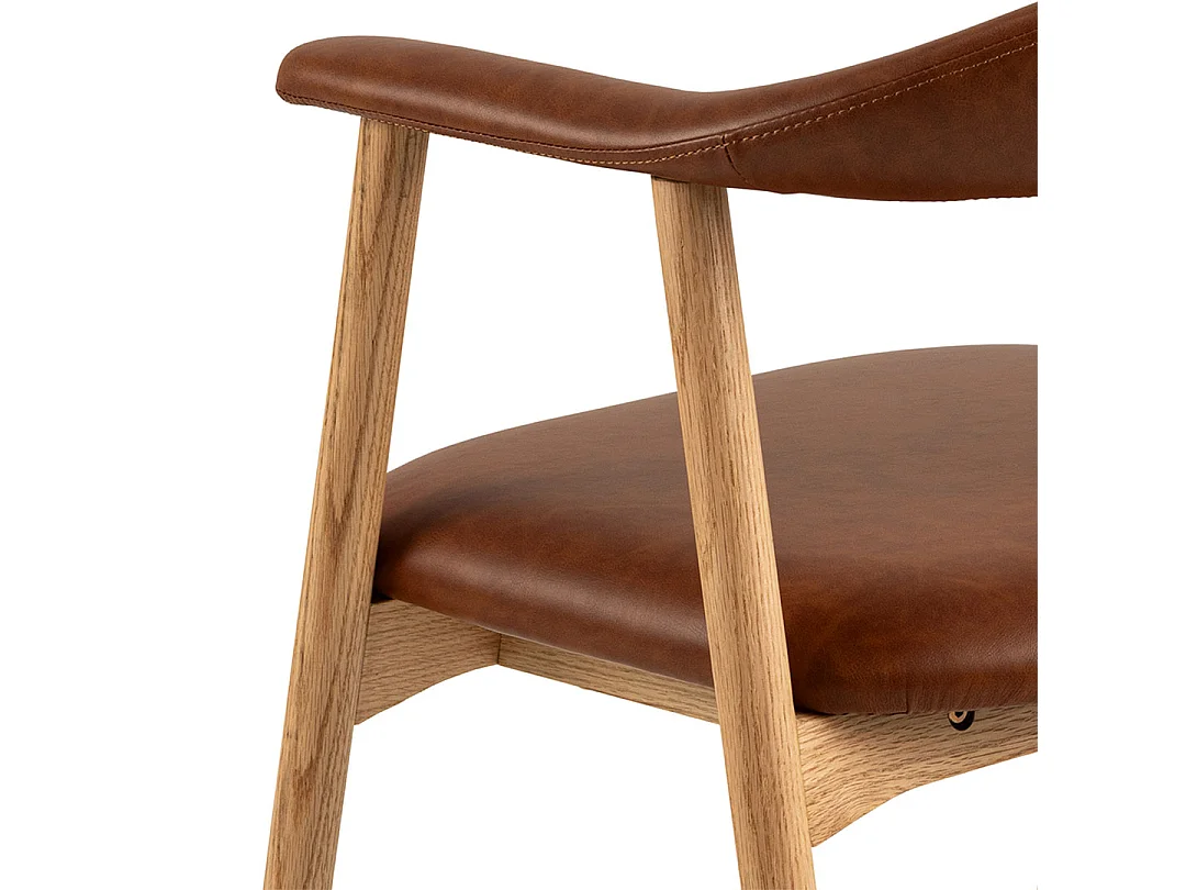 Addi chaise de salle à manger avec accoudoirs simili cuir PU marron.