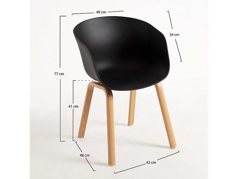 Chaise scandinave avec accoudoirs noir et pieds naturel Wau