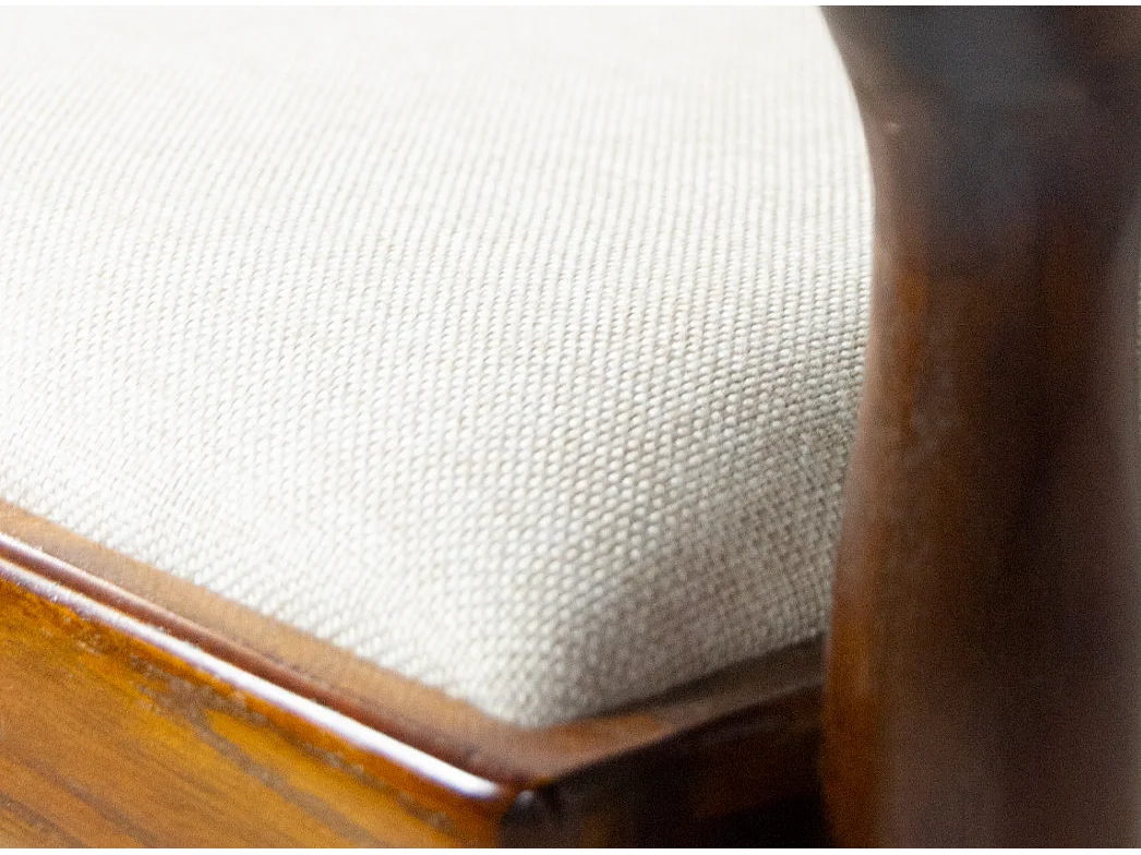 Chaise en bois massif marron et assise en tissu beige clair Bouka