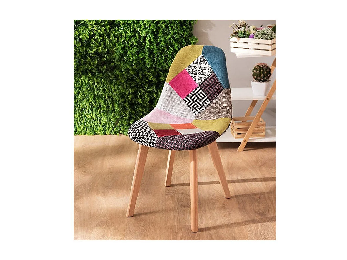 Silla Wany de tela patchwork y patas de haya maciza clara