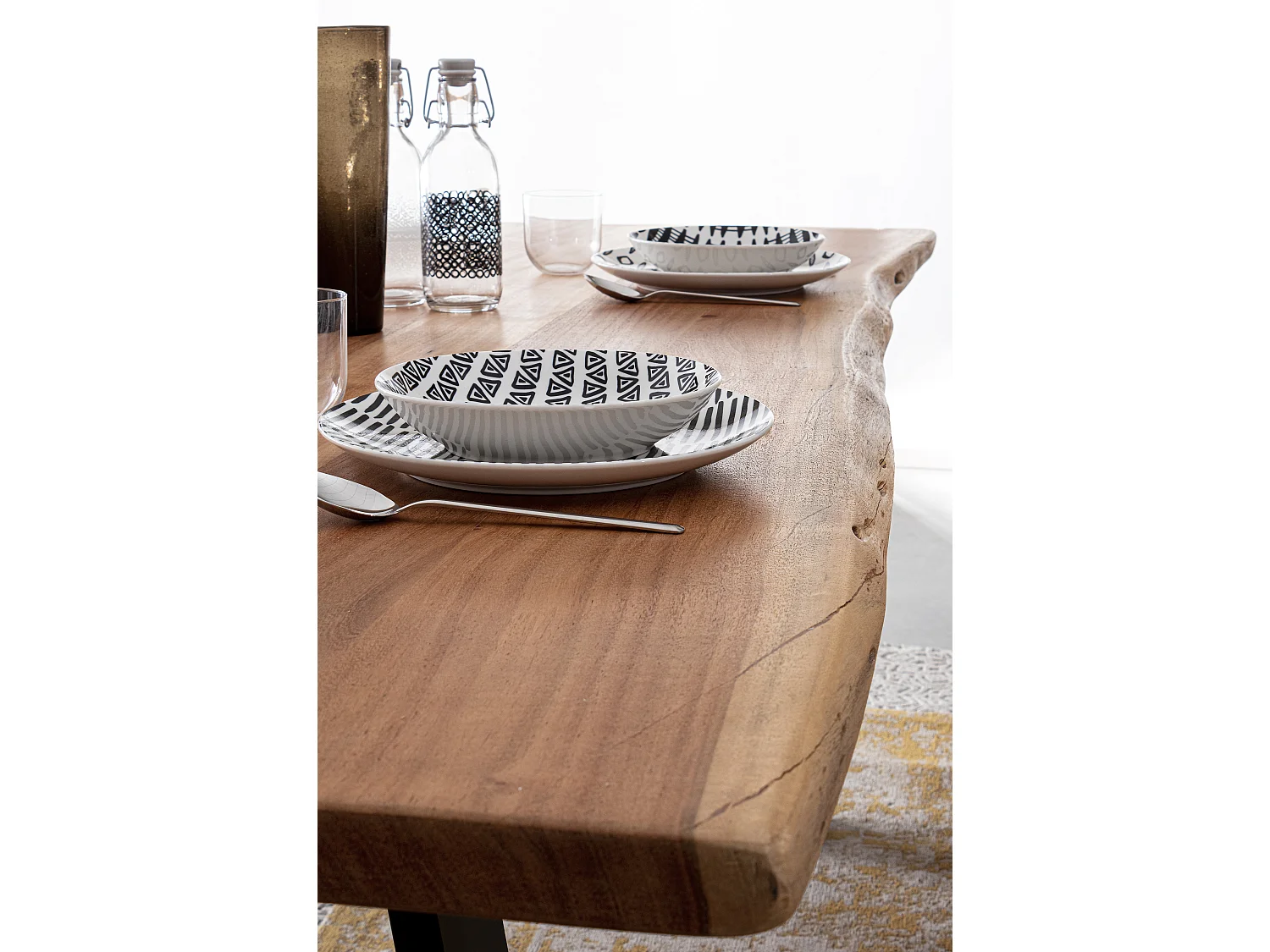 Table à manger bois d'acacia et pieds acier noir Amaly 200cm